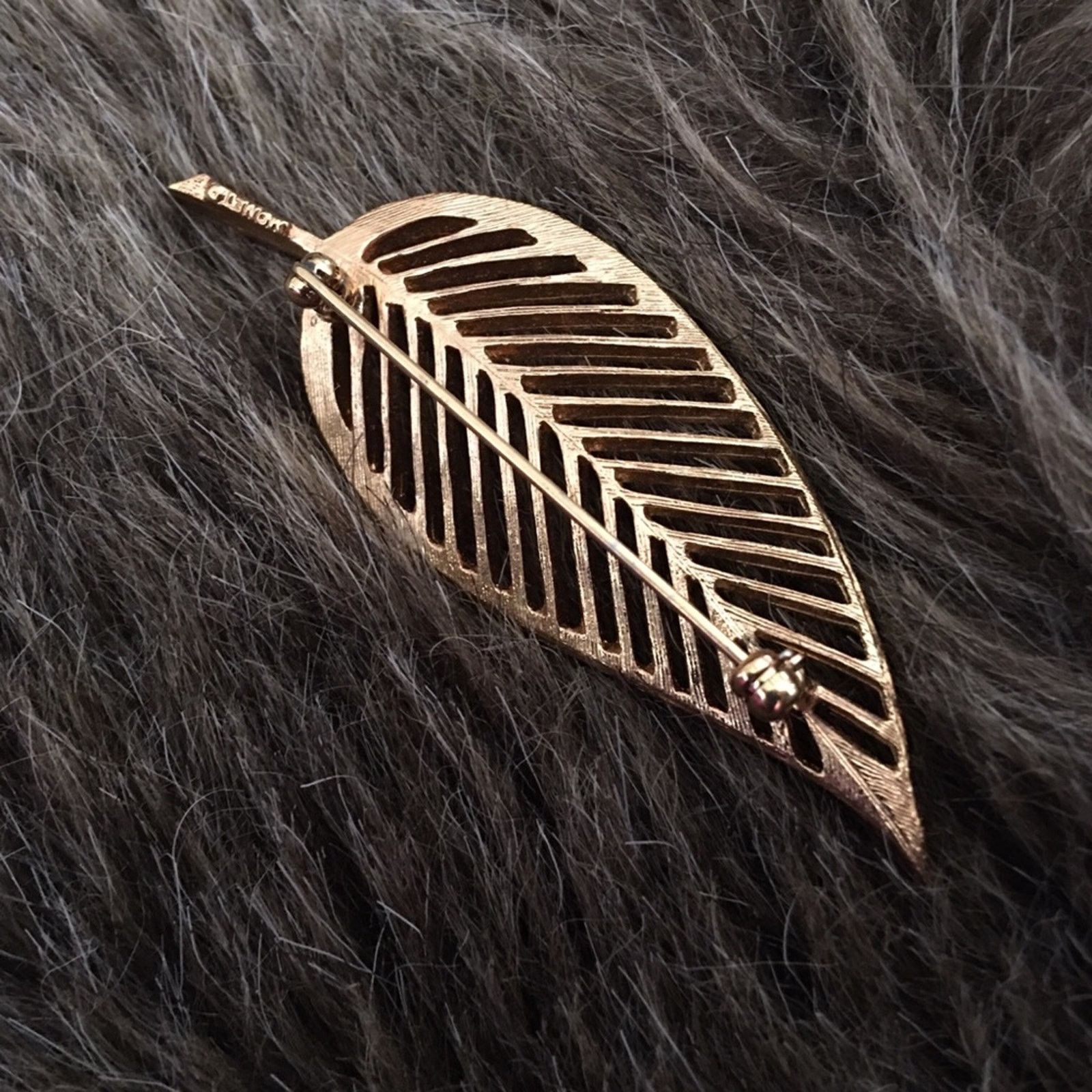 Monet Vintage Monet gold tone leaf brooch pin signed Size ONE SIZE - 3 Thumbnail