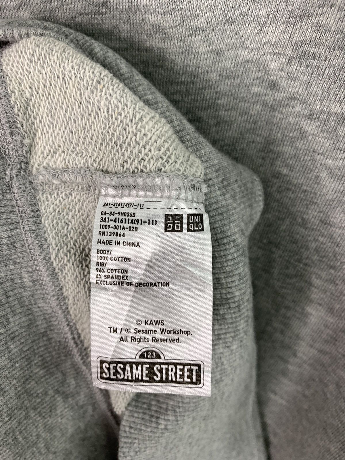 Kaws × Uniqlo Uniqlo x Kaws Sesame Street Sweatshirt M/L Size Size US M / EU 48-50 / 2 - 7 Thumbnail