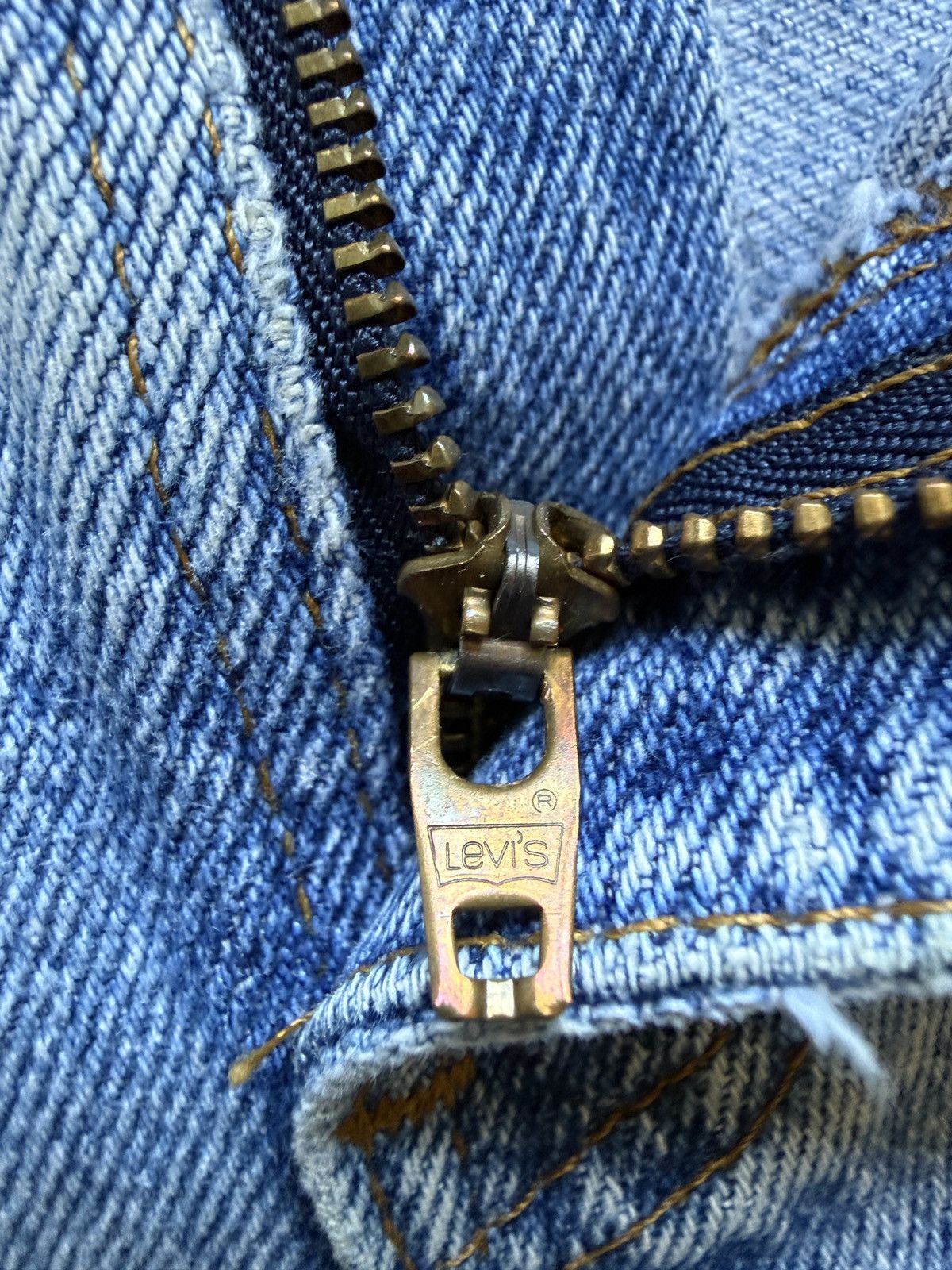 Vintage Vintage Levi's 505 Thrashed Denim Jeans Size US 36 / EU 52 - 8 Thumbnail