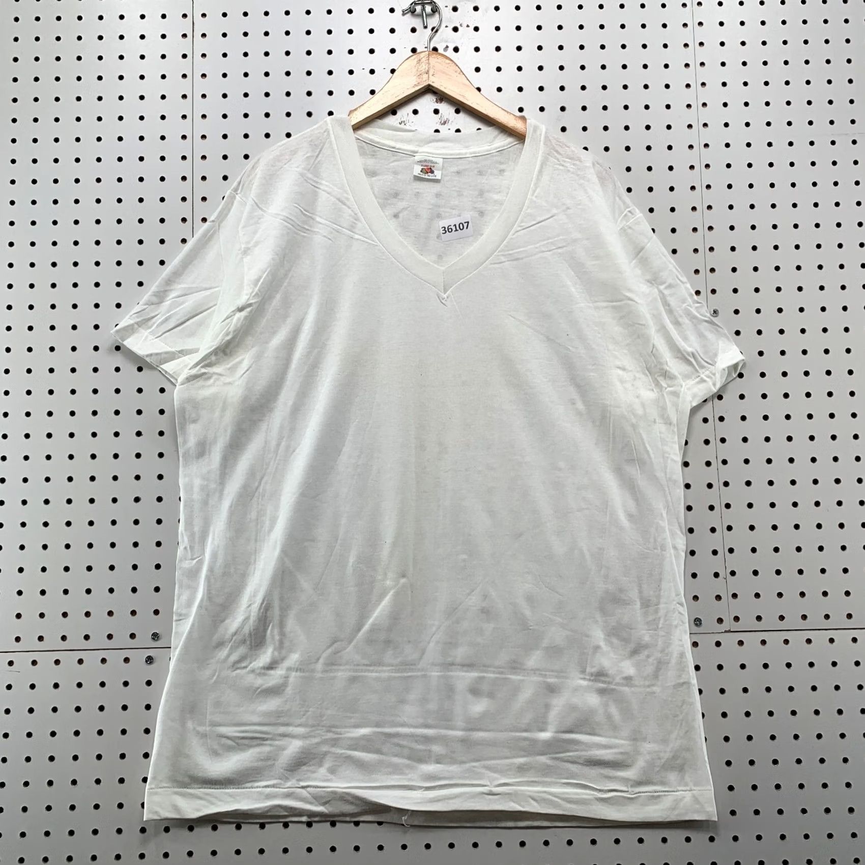 Fruit Of The Loom VINTAGE Fruit Of The Loom V Neck White Shirt Mens XL Single Stitch USA 24.5x31 Size US XL / EU 56 / 4 - 2 Thumbnail
