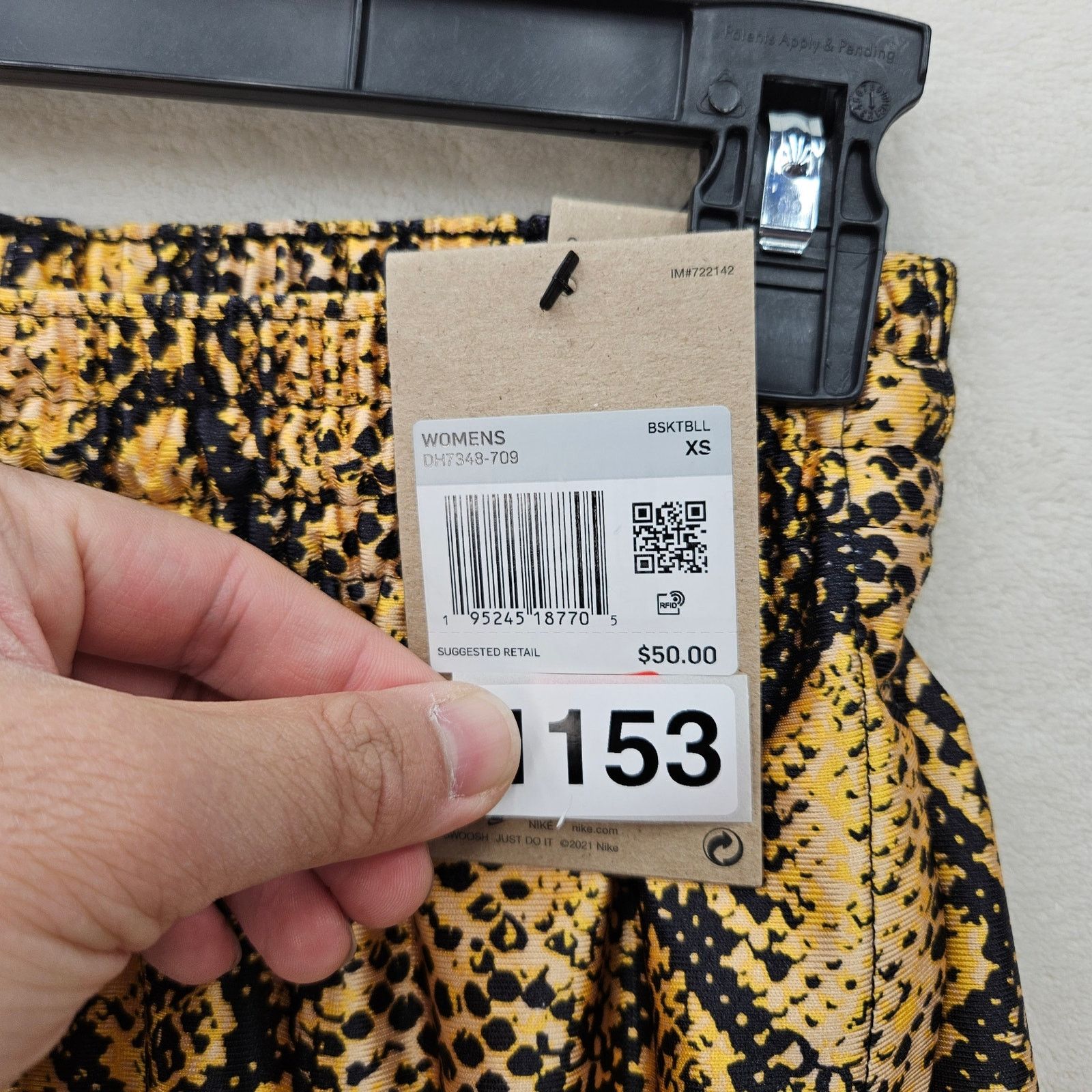 Nike NIKE WOMEN'S XS REBEL FLY BASKETBALL SHORTS GOLD DH7348 Size 25" / US 0 / IT 36 - 6 Thumbnail