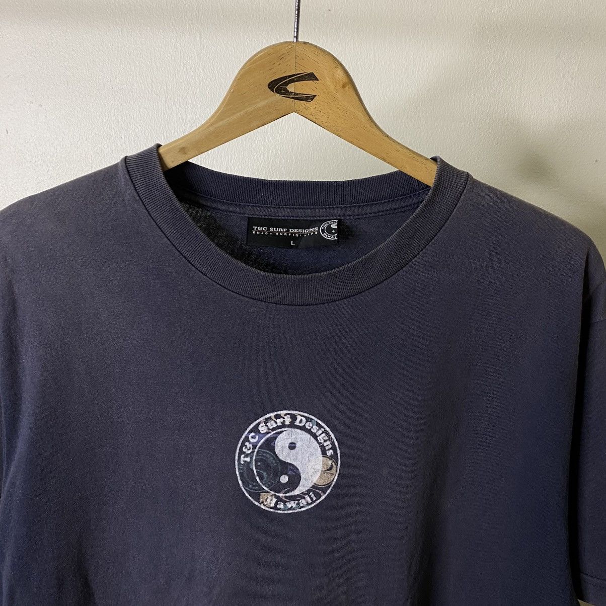 Vintage Y2K T&C Surf Design Hawaii Big Ying Yang Logo Surfing Tee Size US L / EU 52-54 / 3 - 9 Thumbnail