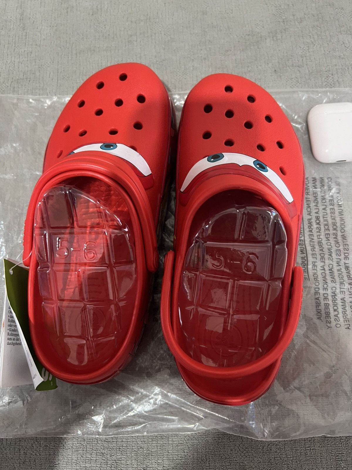 Crocs × Disney Lightening Mcqueen Crocs Size US 7 / EU 40 - 3 Thumbnail