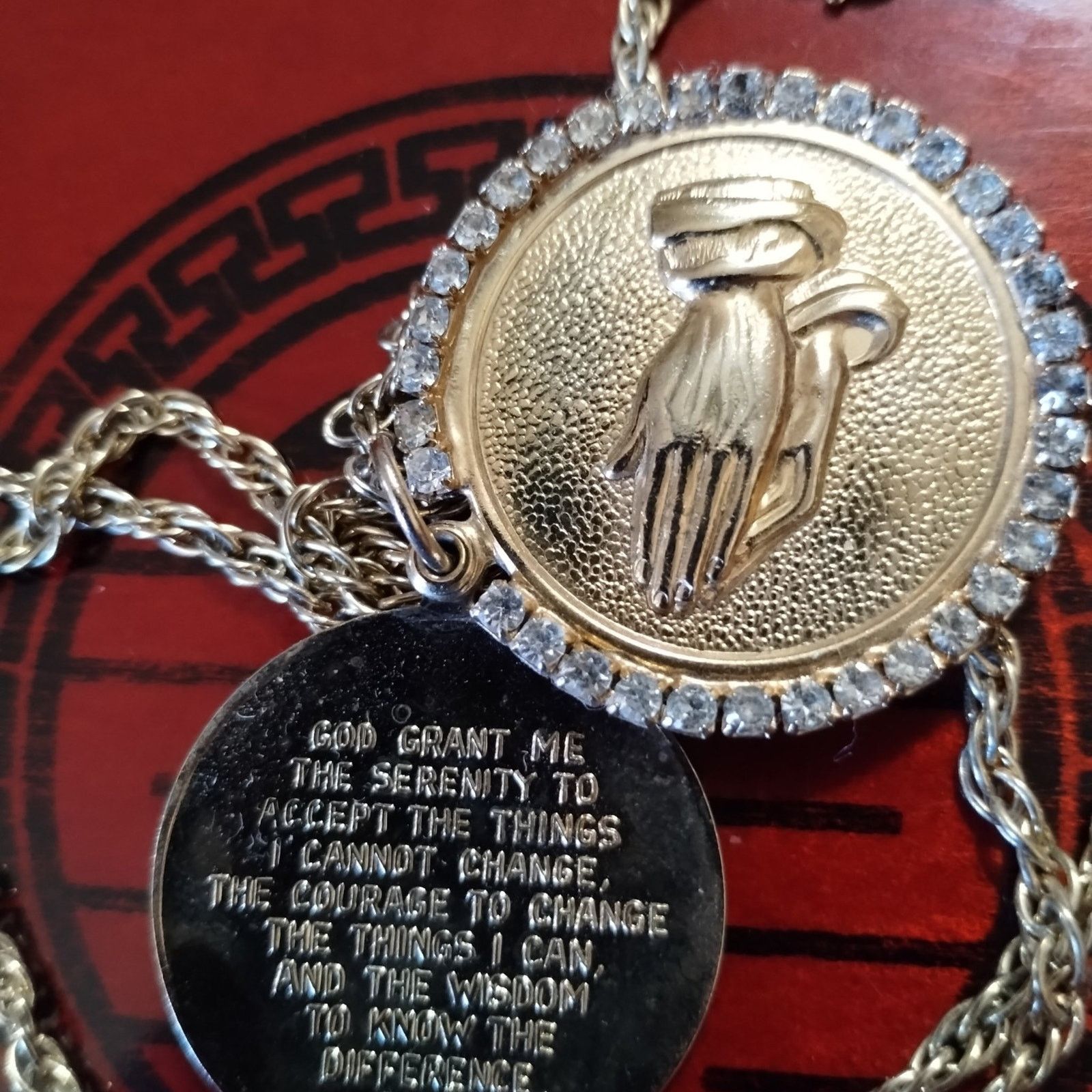 Vintage Gold-plated serenity prayer praying hands necklace Size ONE SIZE - 2 Thumbnail