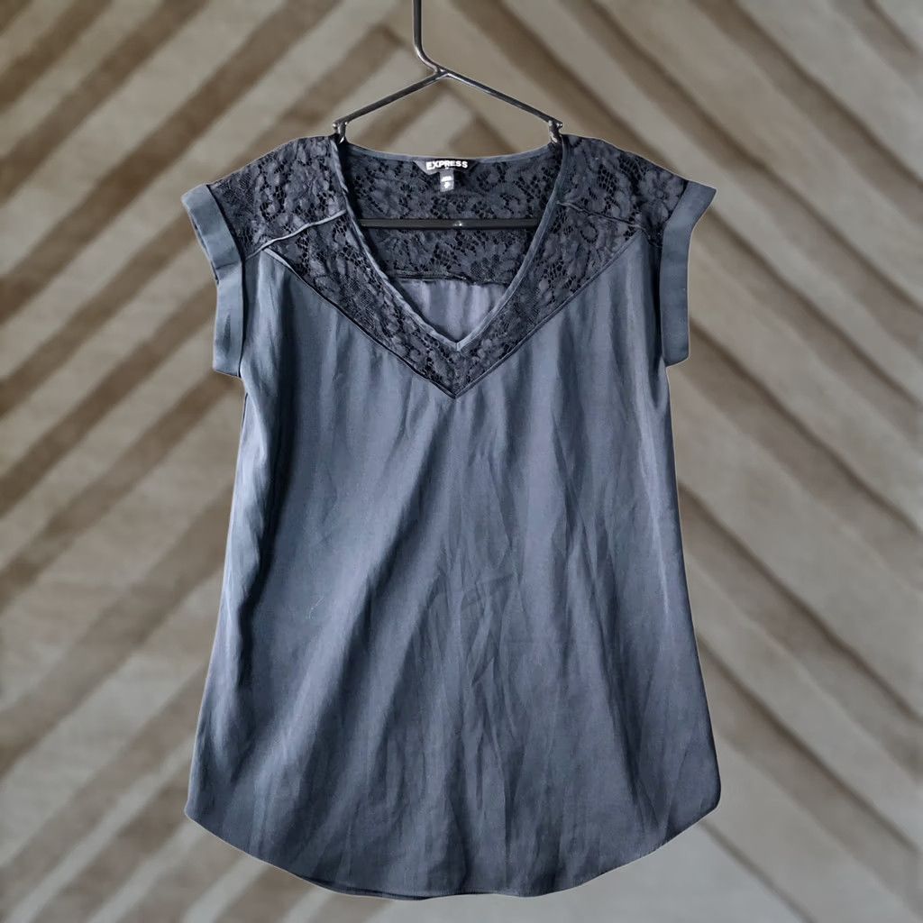Express Express Blouse Black Lace V Neck Cap Short Sleeve XS Woman | Express | Blouse | Cap Sleeve | V-Neck | Black | XS | Women Size XS / US 0-2 / IT 36-38 - 1 Thumbnail