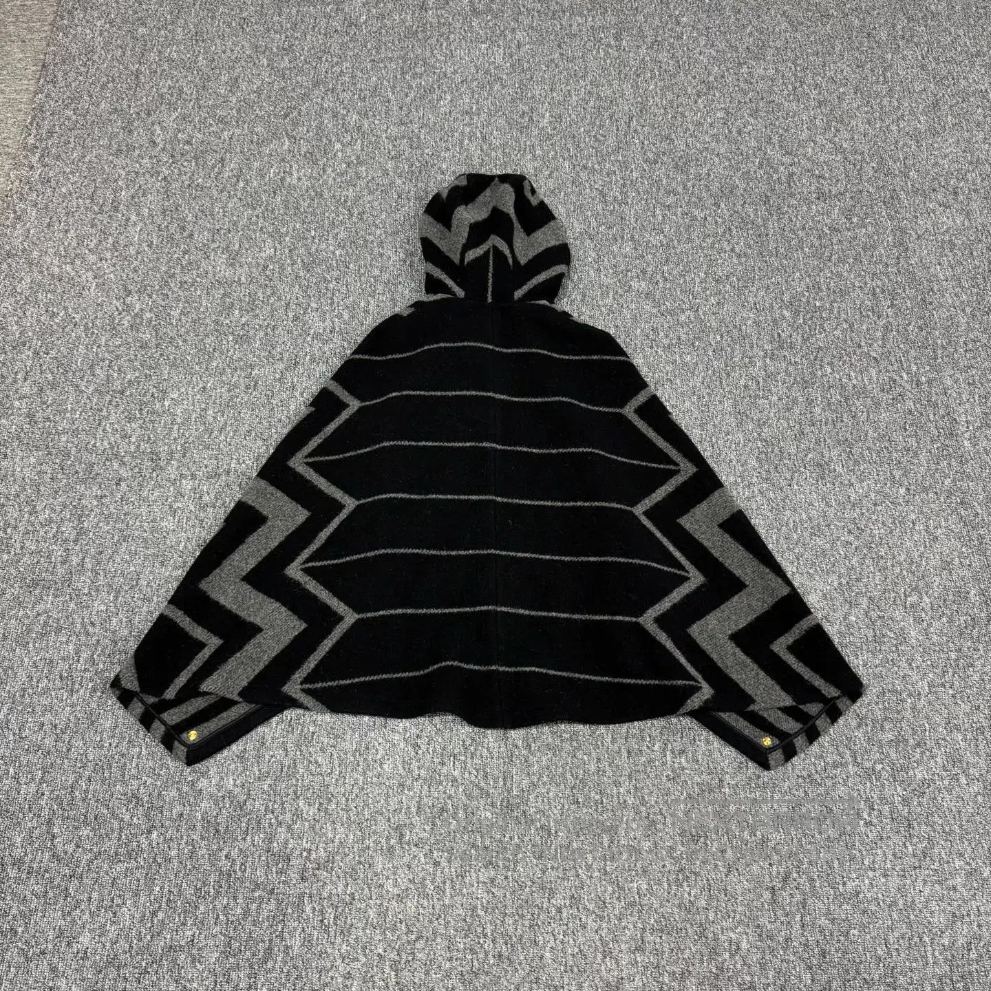 Louis Vuitton Louis Vuitton Large logo; geometric lines; cashmere cloak Size S / US 4 / IT 40 - 2 Thumbnail