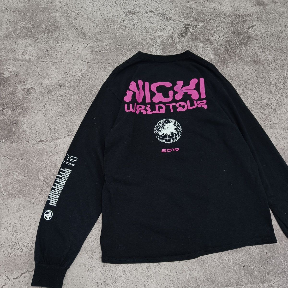Band Tees Nicki Minaj Barbie Dreams World Tour longsleev y2k hype rap Size US M / EU 48-50 / 2 - 2 Thumbnail