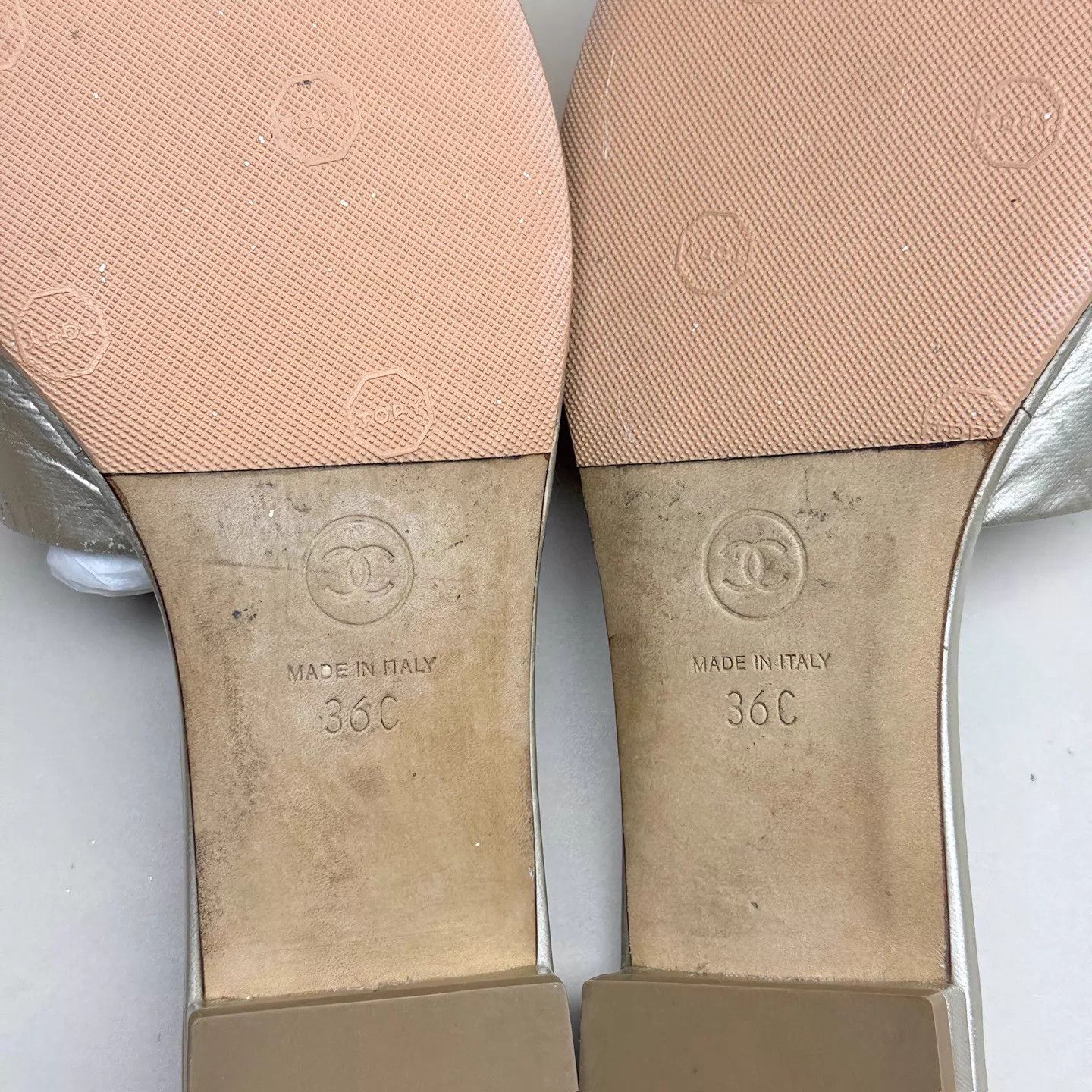 Chanel CHANEL Gold Embroidered CC Slippers 36 (99 New) Size US 5.5 / IT 35.5 - 7 Thumbnail