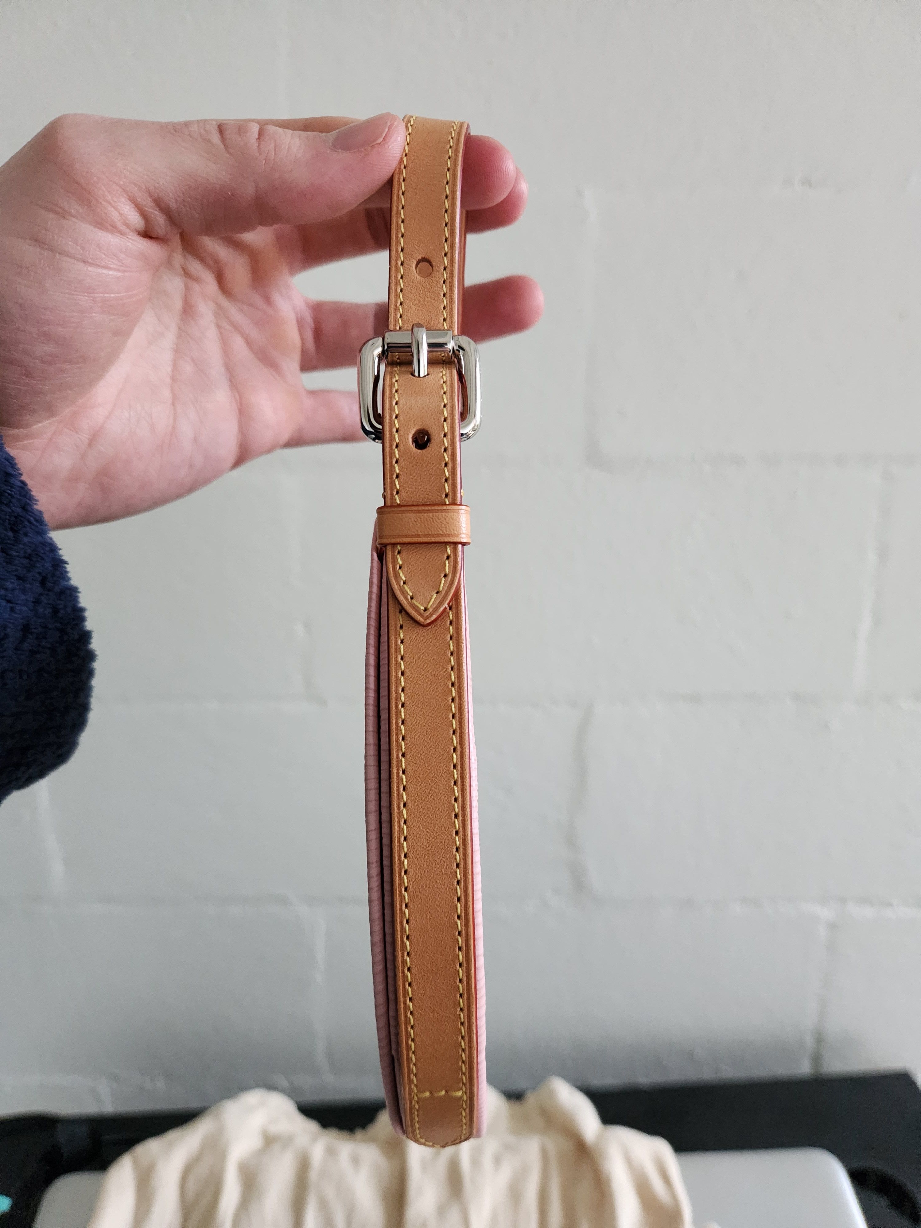 Louis Vuitton LV pink epi leather portable mirror w/ vvn adjustable strap Size ONE SIZE - 9 Thumbnail