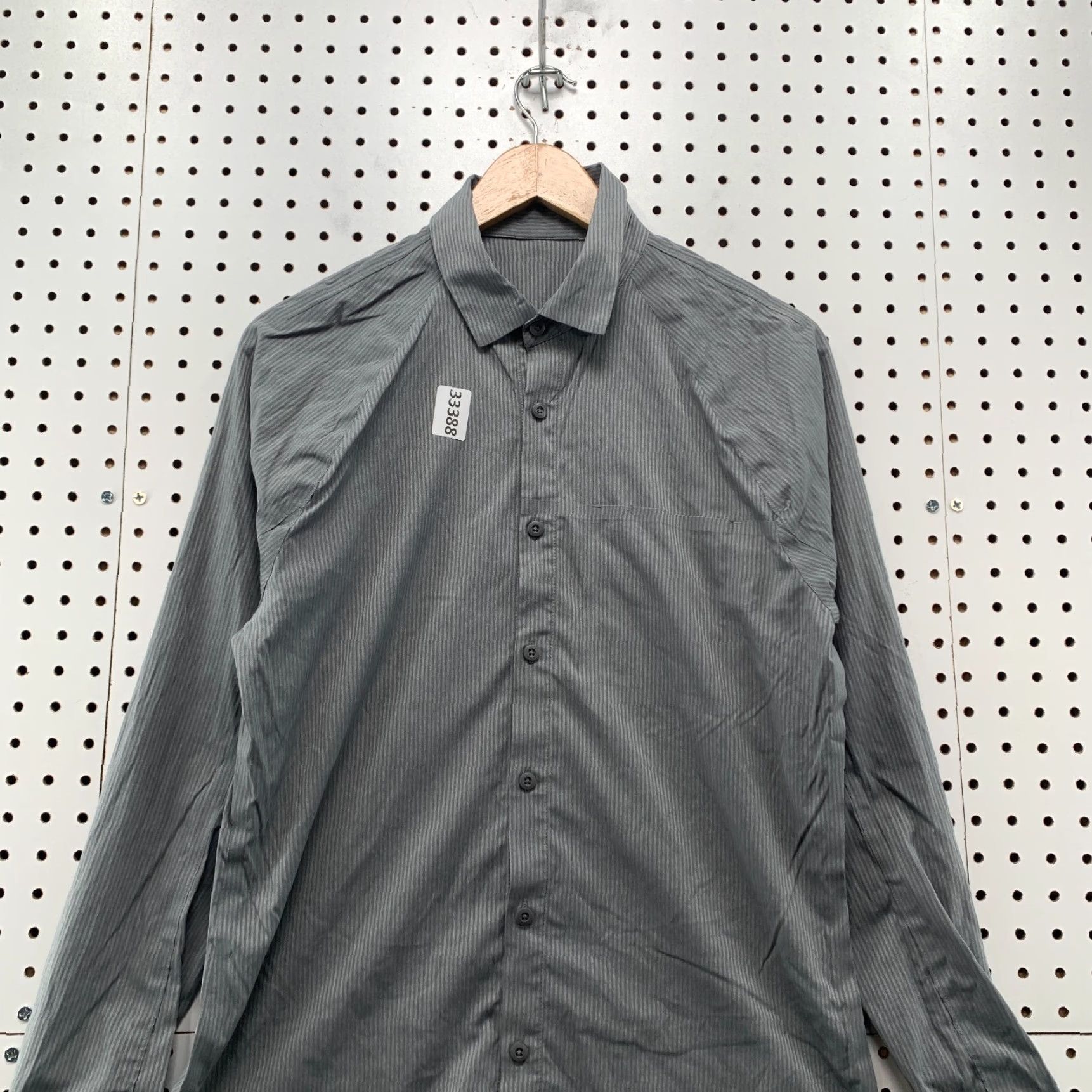 Lululemon VINTAGE Lululemon Button Shirt Mens M Medium Gray Striped Slim Fit Business Casual 20x27 Mens Size US M / EU 48-50 / 2 - 5 Thumbnail