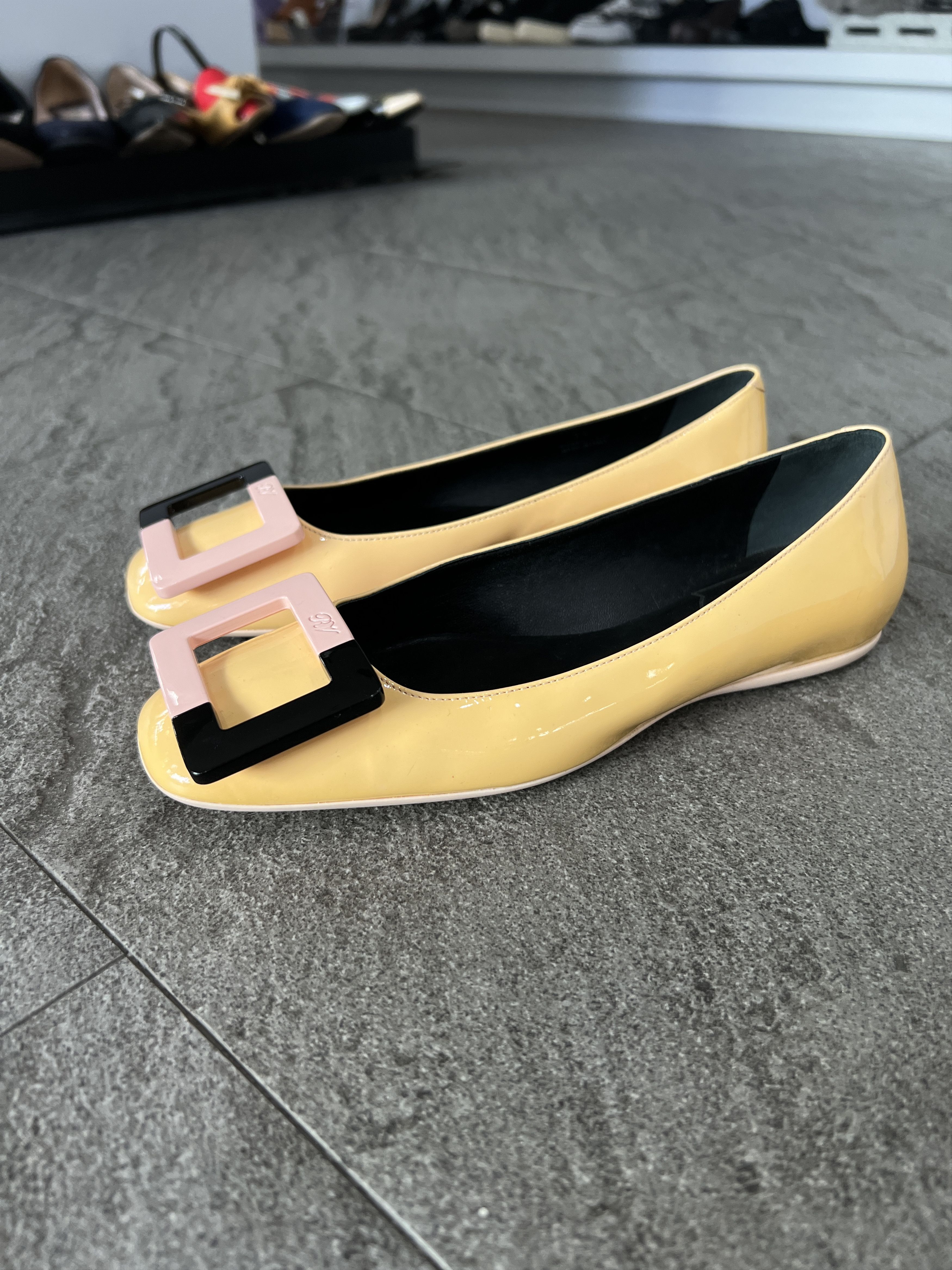 Roger Vivier Roger Vivier Gommette Patent Flats Yellow Size US 4.5 / IT 34.5 - 4 Thumbnail