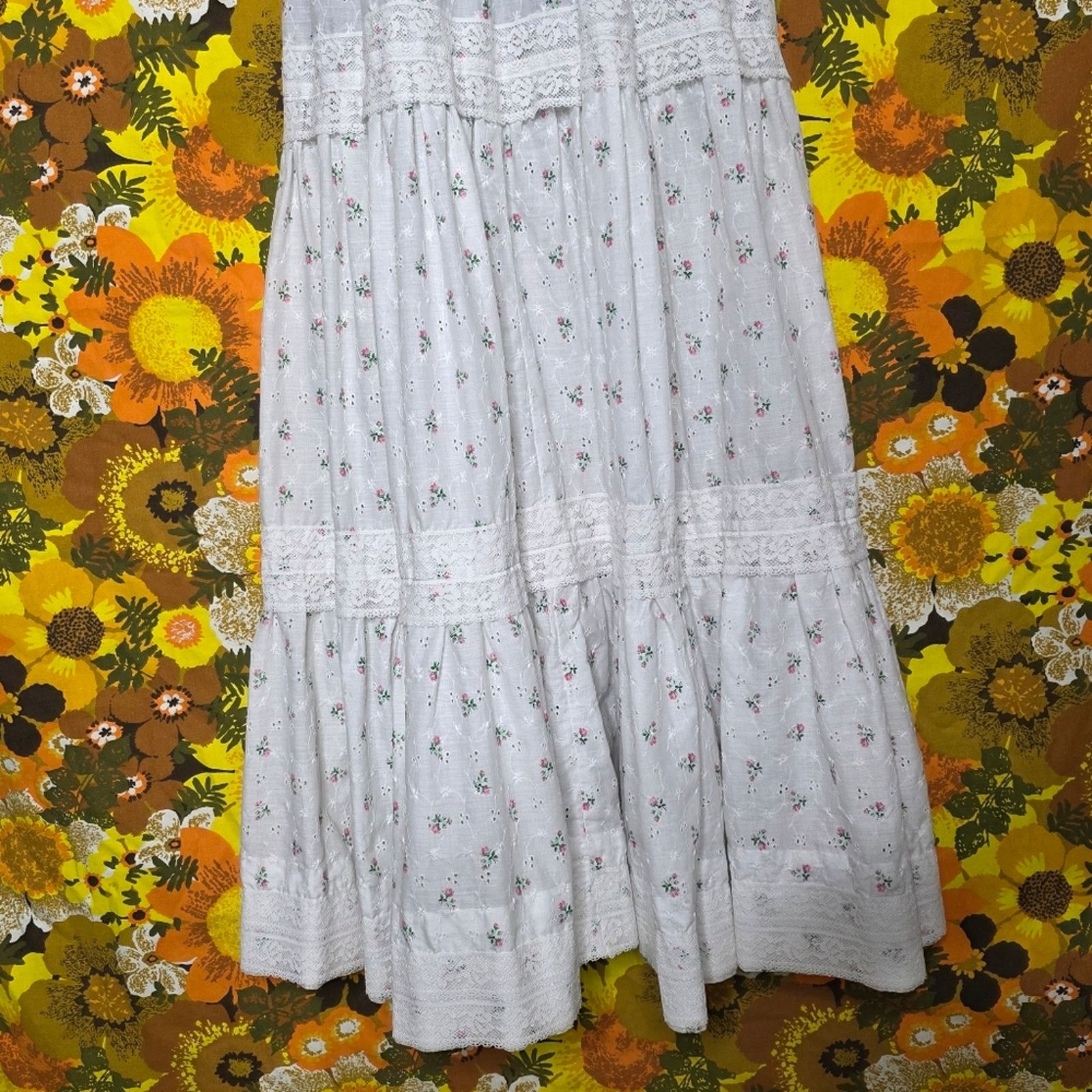 Vintage VTG 70s Handmade Gunne Off Shoulder White/Floral Maxi Dress Size XS / US 0-2 / IT 36-38 - 3 Thumbnail
