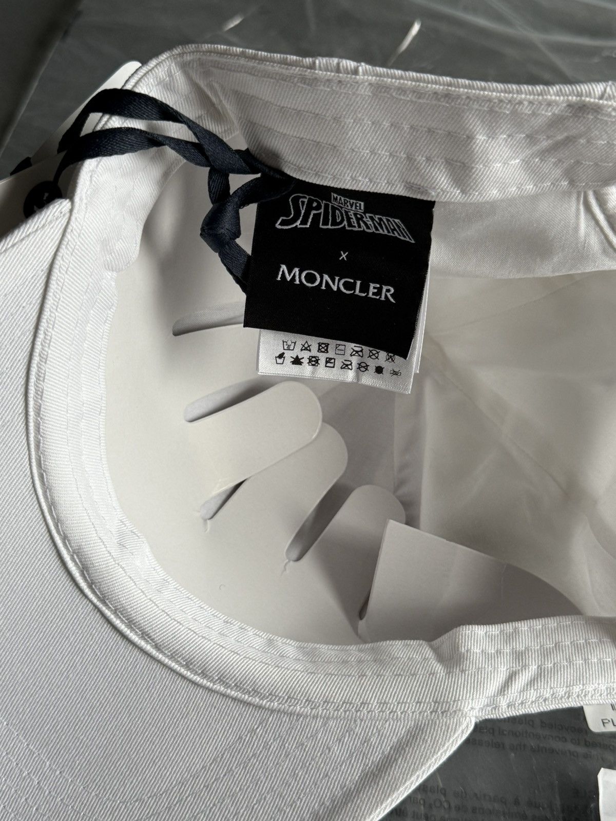 Moncler × Moncler Genius Moncler x Spiderman Cap White Size ONE SIZE - 3 Thumbnail