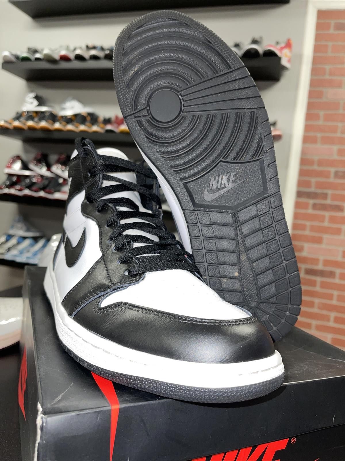 Jordan Brand Air Jordan 1 Retro High 555088-010 Black White US 11.5 2014 Size US 11.5 / EU 44-45 - 4 Thumbnail