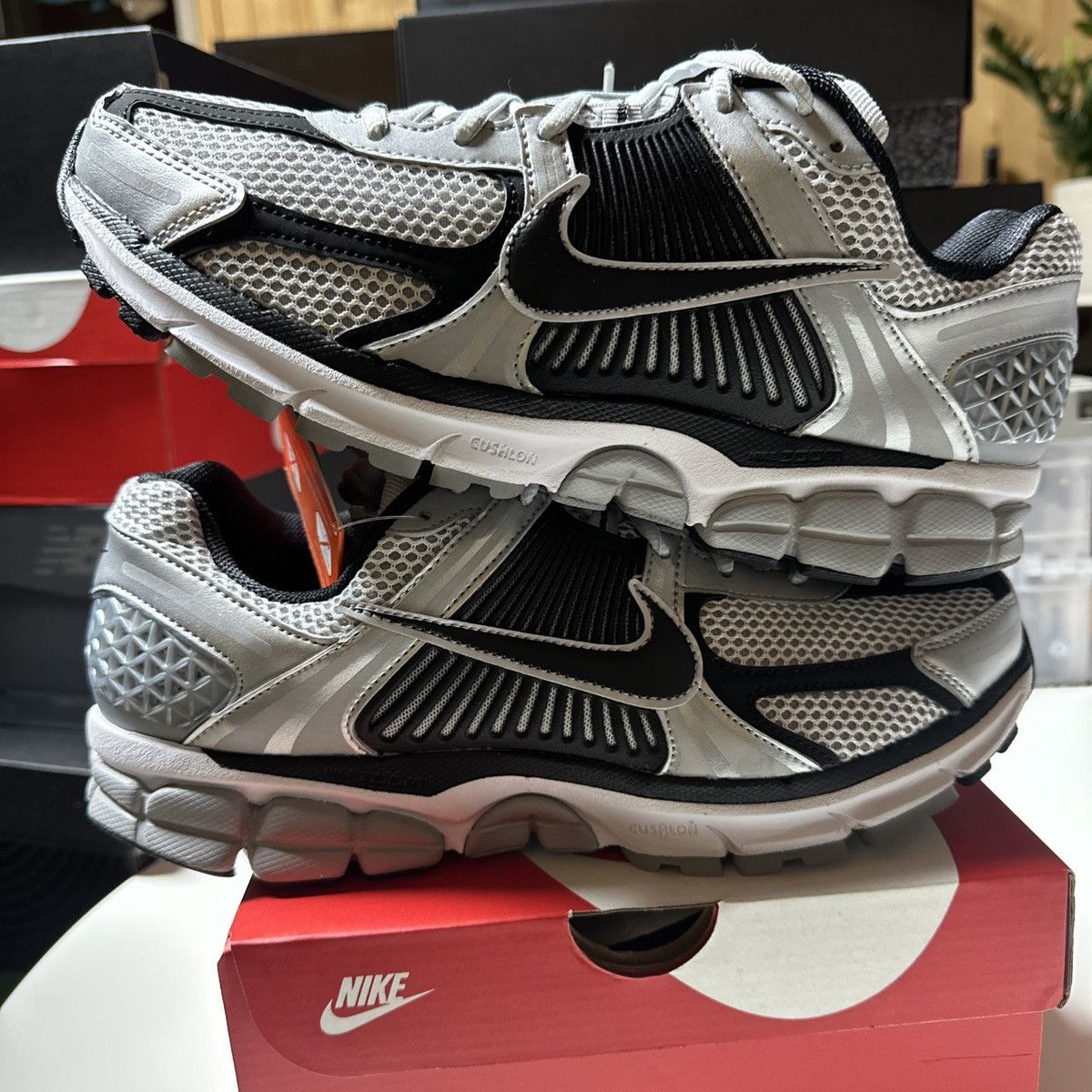 *NEW* Size 10.5 Men, 12 Wmn- Nike Vomero 5 SE Dark Grey