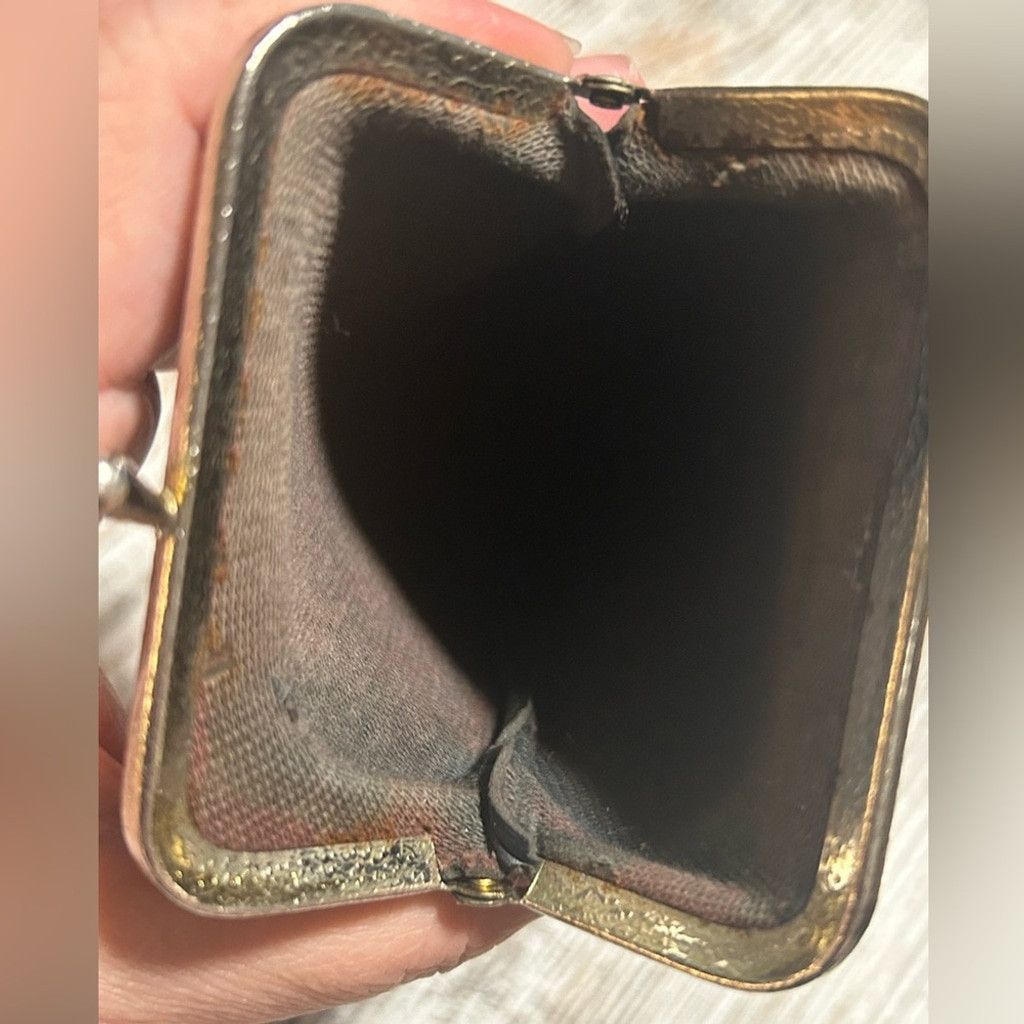 The Unbranded Brand Vintage Black leather coin purse with silver metal frame Size ONE SIZE - 3 Thumbnail
