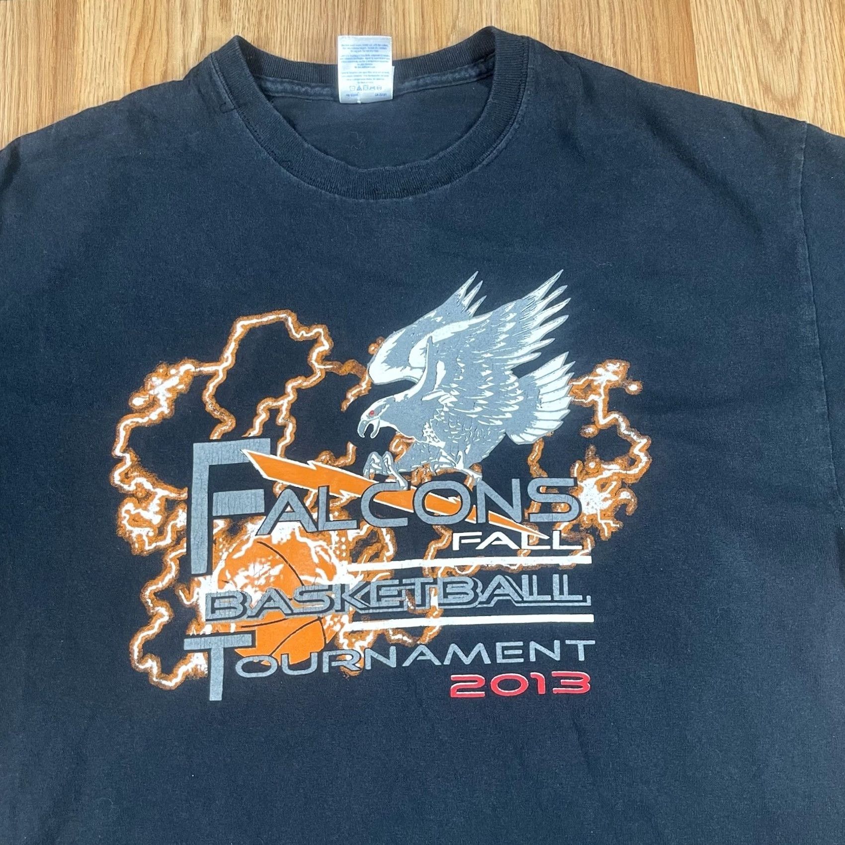 Gildan Gildan Graphics T-Shirt Adults L Large Falcons Fall Basketball Tournament 2013 Size US L / EU 52-54 / 3 - 2 Thumbnail