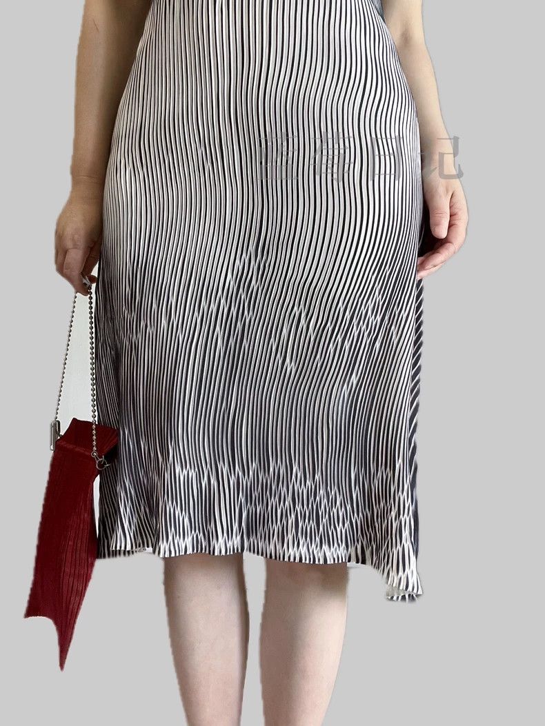 Issey Miyake Issey Miyake size:3 A flowing grey dress with a main line Size S / US 4 / IT 40 - 9 Thumbnail