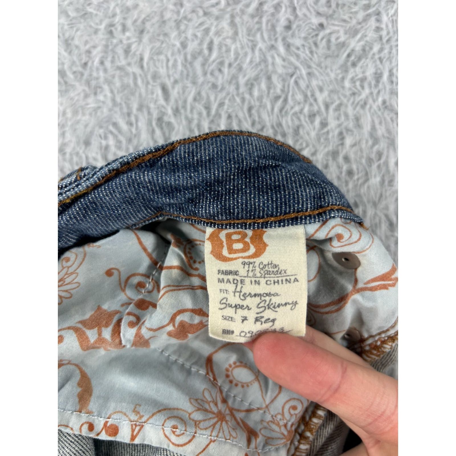Denime Bullhead Jeans Womens Blue Denim Super Skinny Low Rise 28x30 Cotton Blend 7 Regular Stretch Distressed Embroidered Zipper 5-Pocket Design Pants Size 28" / US 6 / IT 42 - 7 Thumbnail