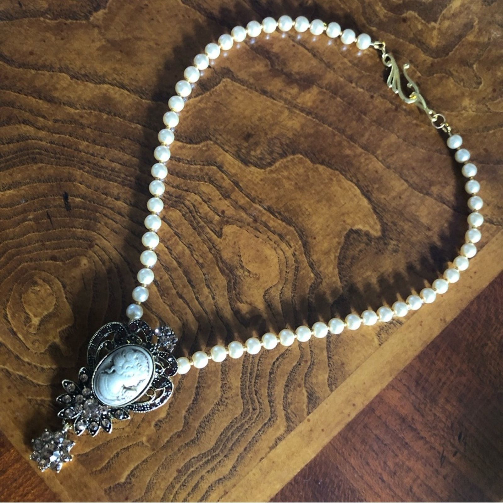 Handmade Handcrafted repurpose victorian lady cameo Pearl necklace Size ONE SIZE - 9 Thumbnail