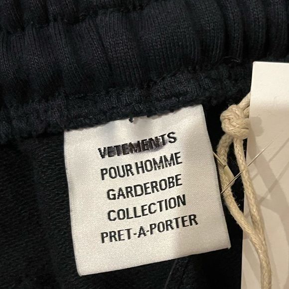 Vetements VETEMENTS LOGO TAPE COTTON BLEND SWEATPANTS IN BLACK Size US 30 / EU 46 - 6 Thumbnail