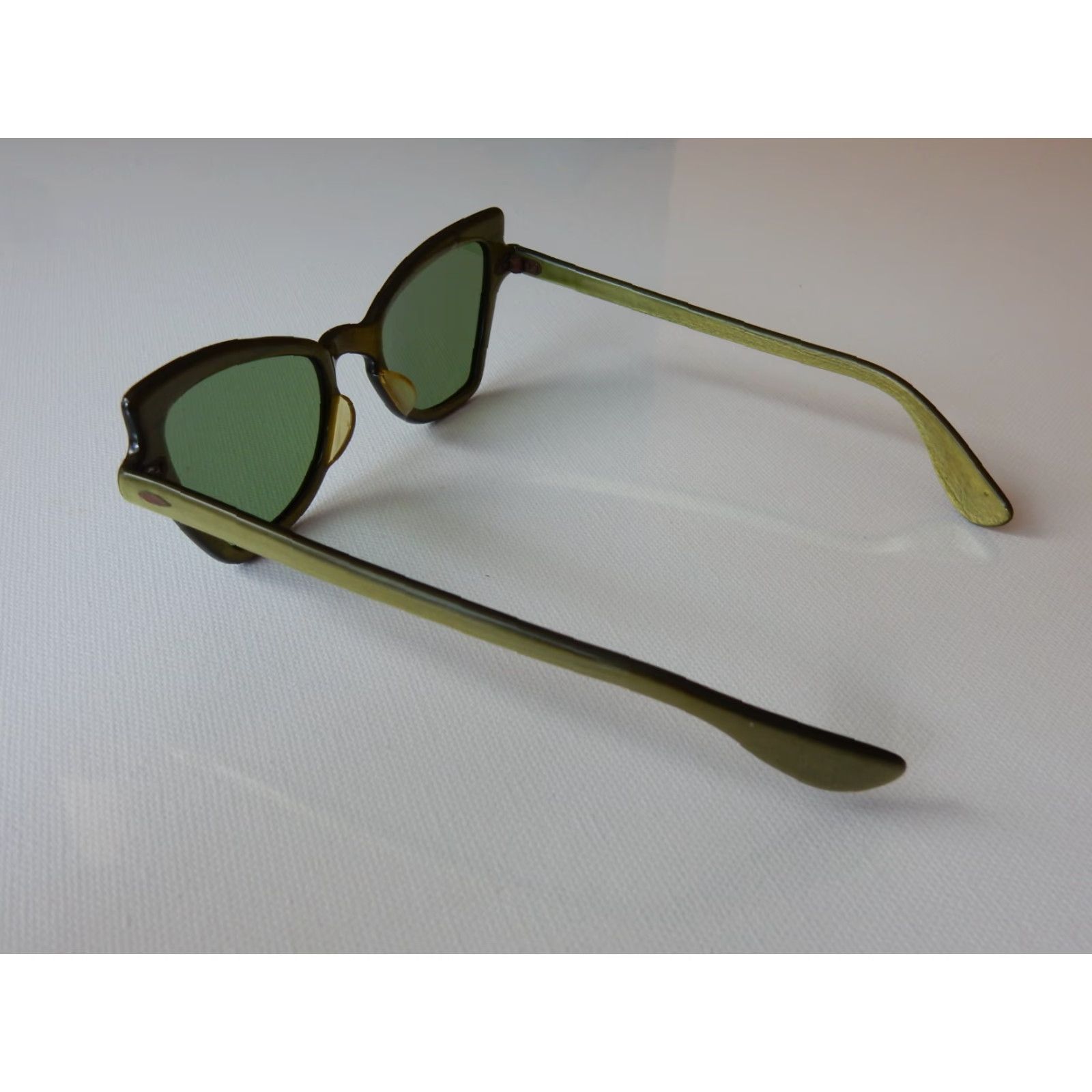 Vintage VINTAGE Ray-Ban Sunglasses Cat Eye Polarized Green Frame Women Adult - Size Unknown - Bausch & Lomb Era Size ONE SIZE - 3 Thumbnail