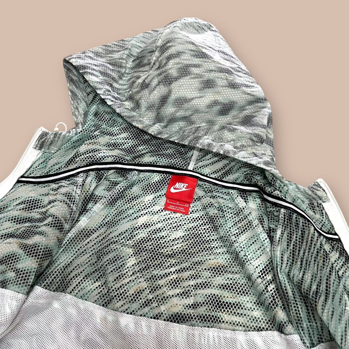 Nike WMNS NIKE TECH WINDRUNNER JACKET Size US S / EU 44-46 / 1 - 16 Thumbnail