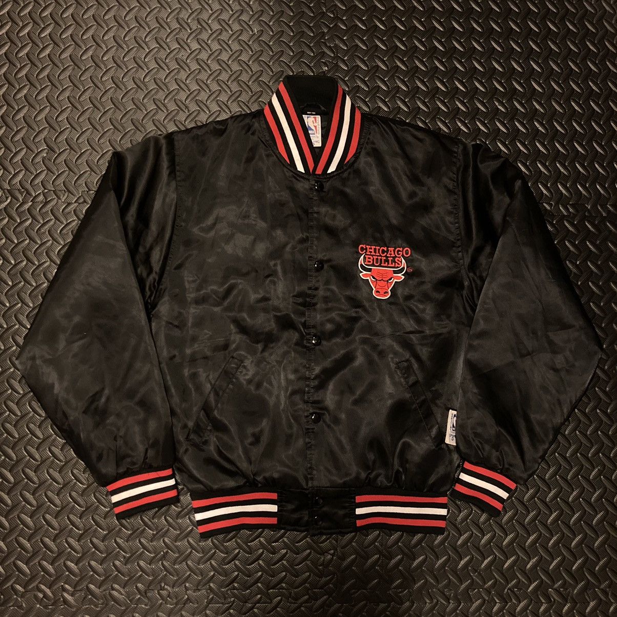Spalding × Vintage Vintage 1990s Spalding Chicago Bulls Satin Bomber Jacket Size US S / EU 44-46 / 1 - 1 Thumbnail
