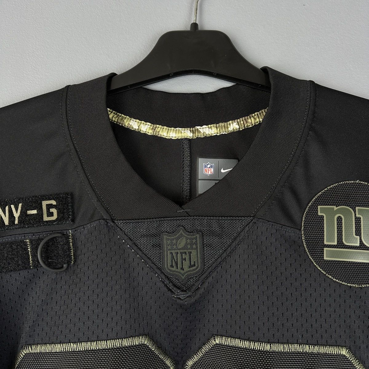 Nike Salute to Service New York Giants Jersey Saquon Barkley Size US L / EU 52-54 / 3 - 4 Thumbnail