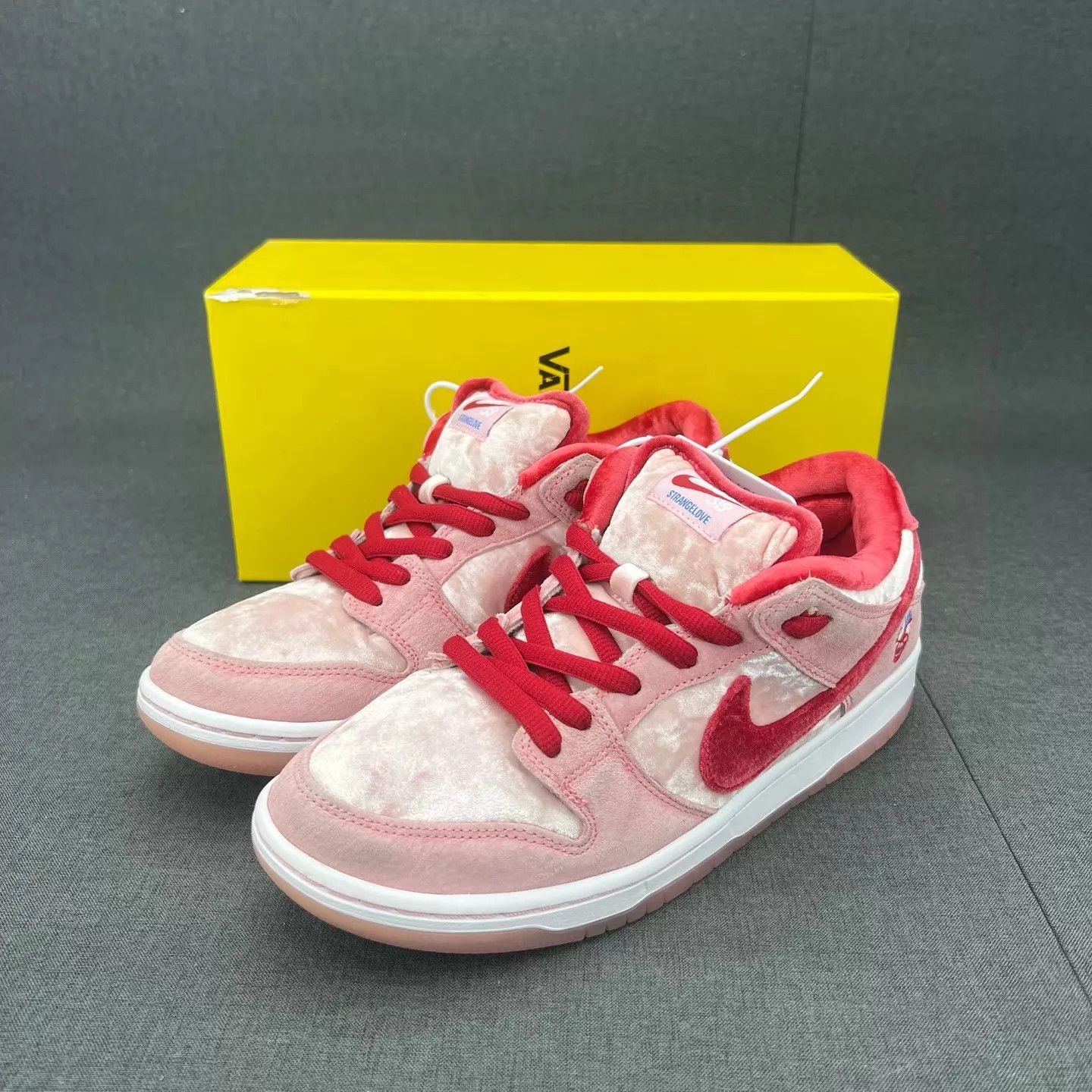 Nike Nike Dunk SB Valentine's 42 Worn 2-3x Oxidation Size US 9 / EU 42 - 1 Thumbnail