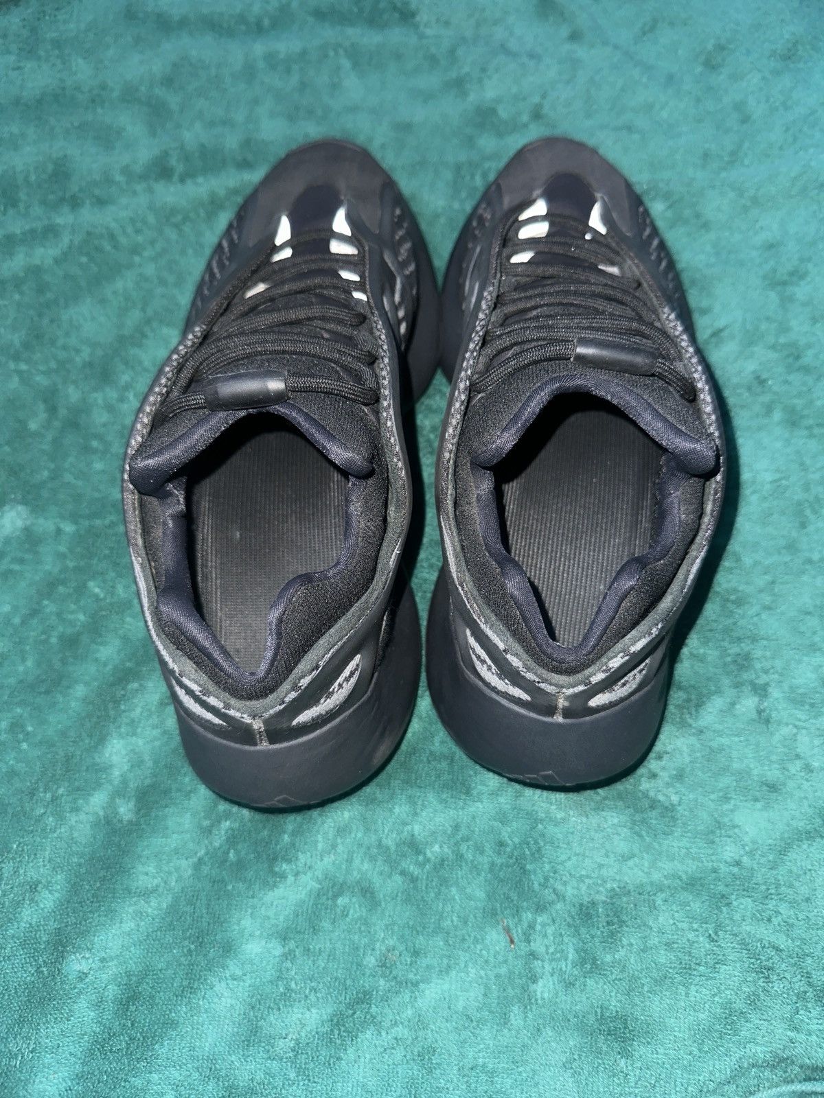 Yeezy Yeezy 700 Dark Glow VNDS 9.5 Size US 9.5 / EU 42-43 - 3 Thumbnail
