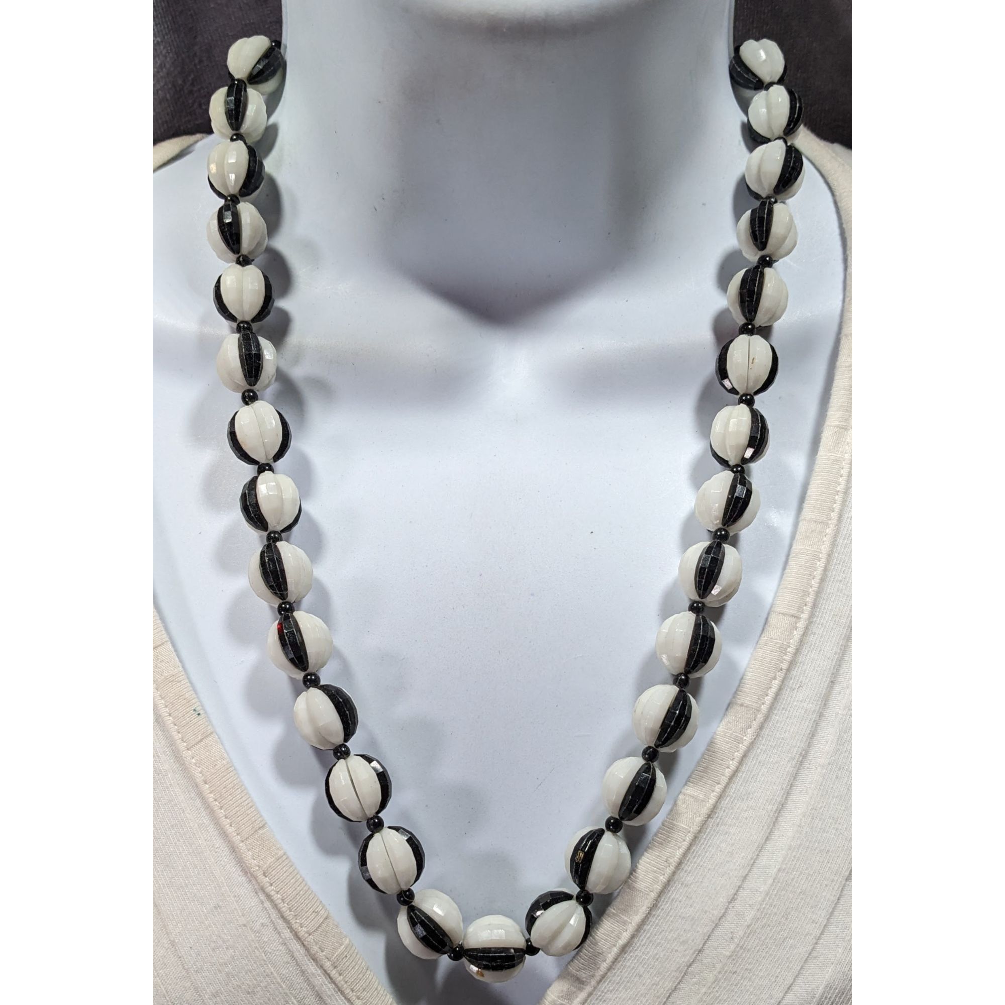 Other Vintage Black And White Hollow Faceted Beaded Necklace Size ONE SIZE - 4 Thumbnail