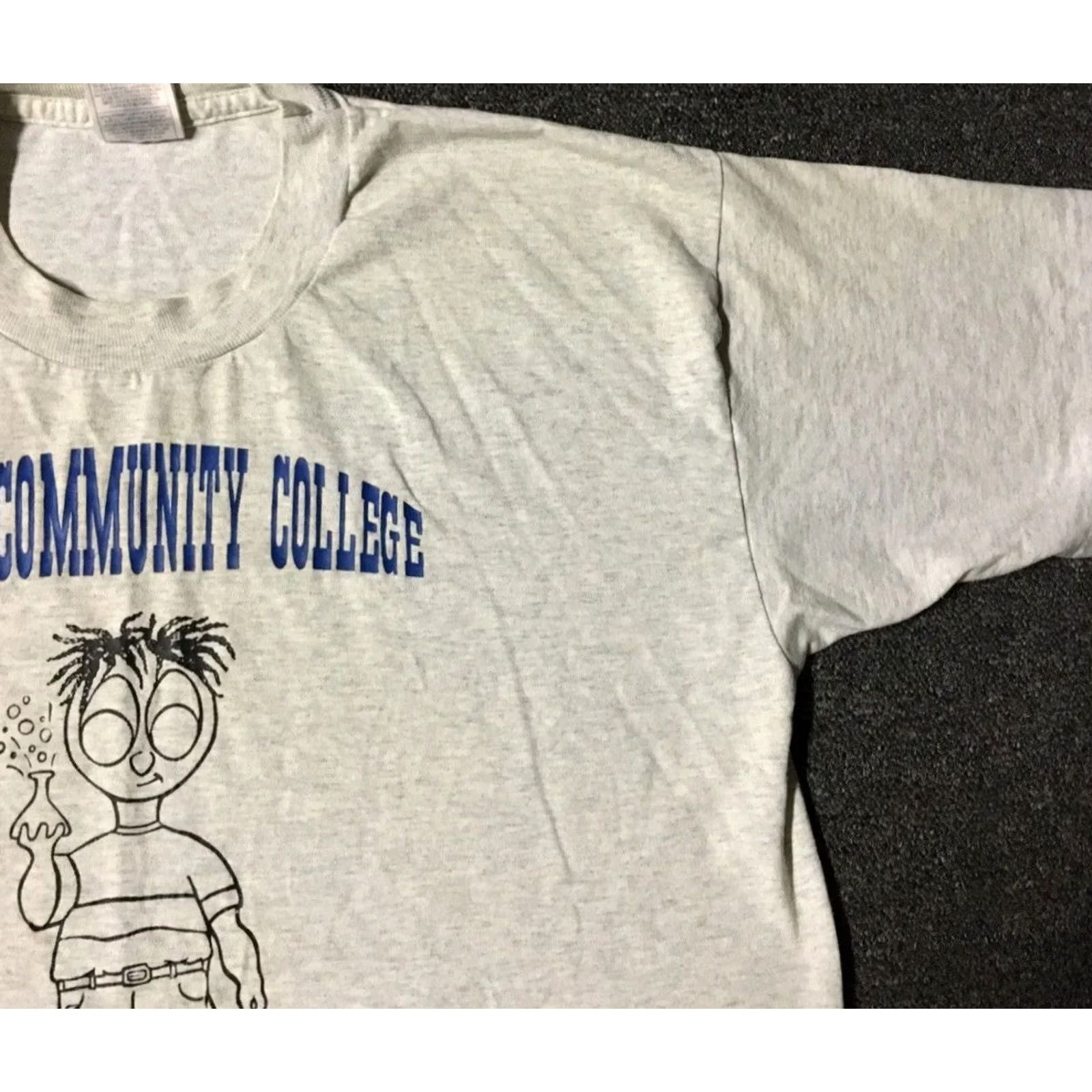 Vintage VINTAGE Mesa College Science Institute Faded Distressed Shirt L Gray Crew Neck Short Sleeve University College Grunge 90s Mens T-Shirt Size US L / EU 52-54 / 3 - 7 Thumbnail
