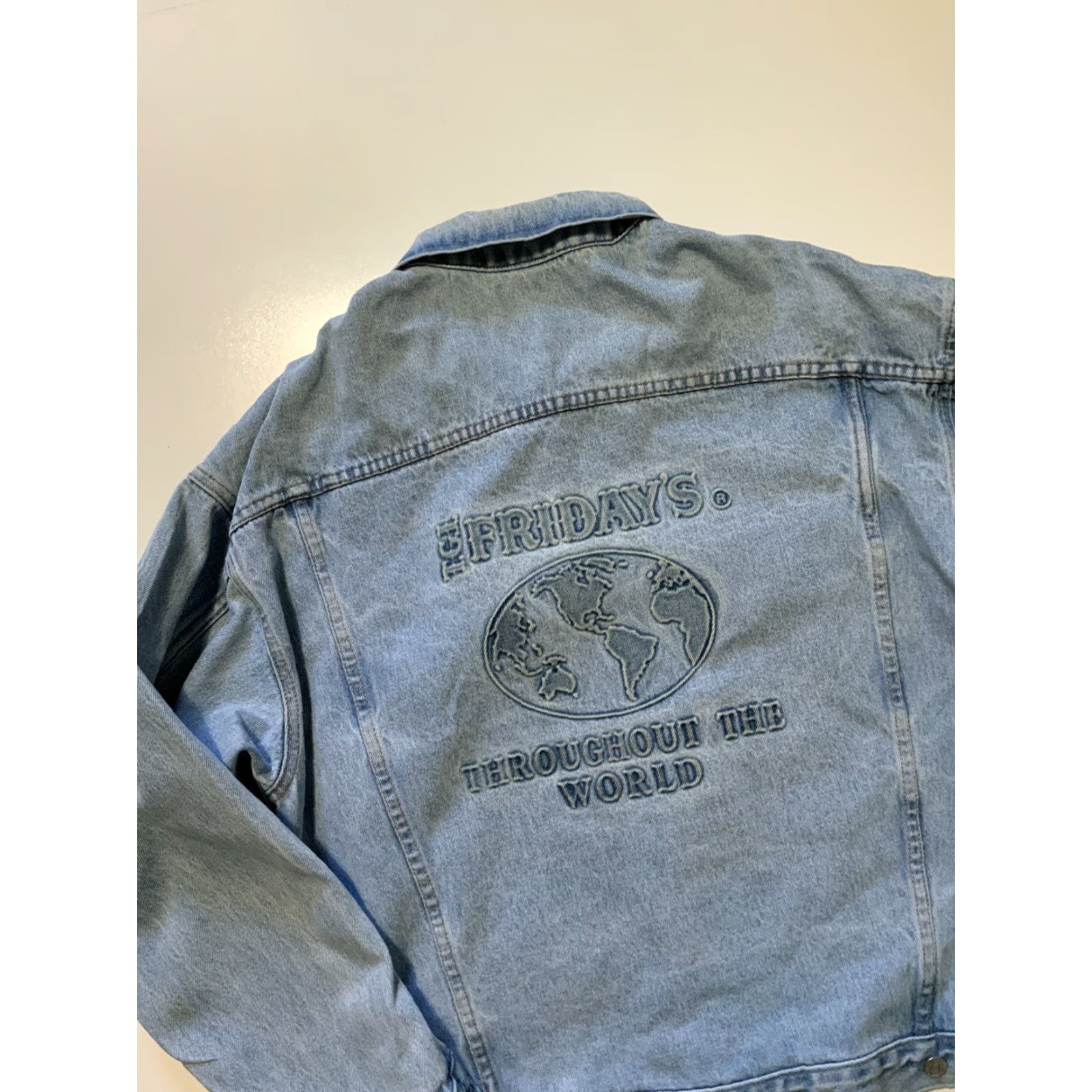 Vintage VINTAGE 80s 90s TGI Friday’s Throughout The World Embossed Denim Jean Jacket Sz. L Men’s? Size US 33 - 5 Thumbnail