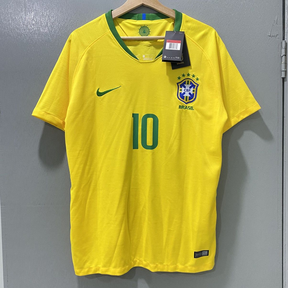 Nike 2018 Brazil Neymar Home Kit NWT Size US L / EU 52-54 / 3 - 1 Thumbnail