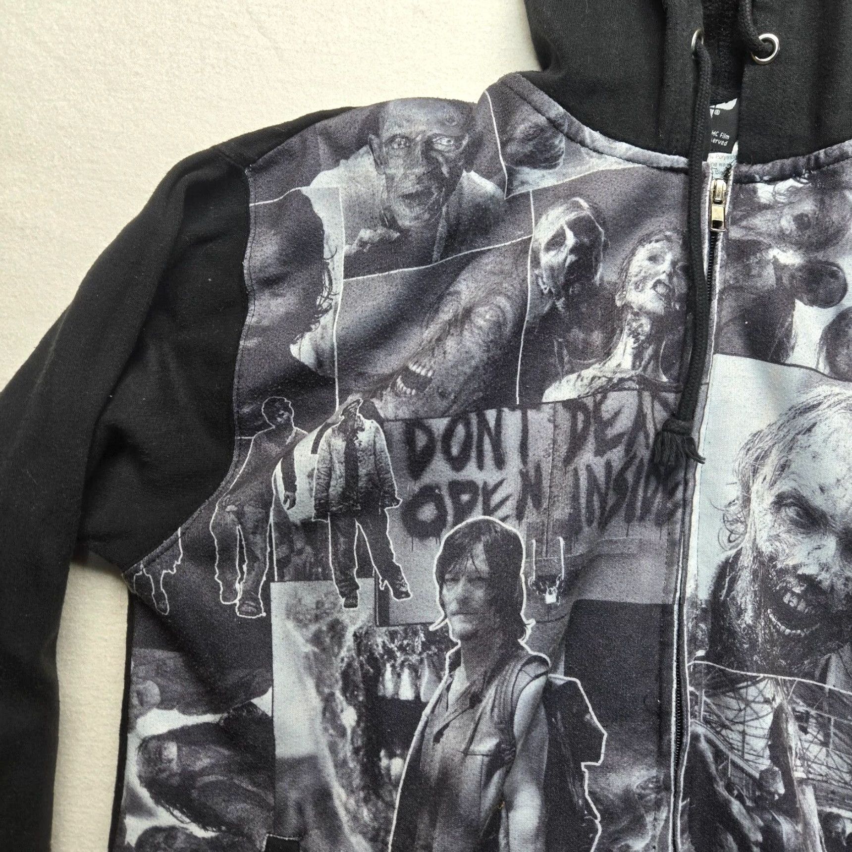 Vintage VINTAGE The Walking Dead Hoodie Daryl Image Sublimation ZIP Large Black Graphic Mens L Hoodie Size US L / EU 52-54 / 3 - 2 Thumbnail