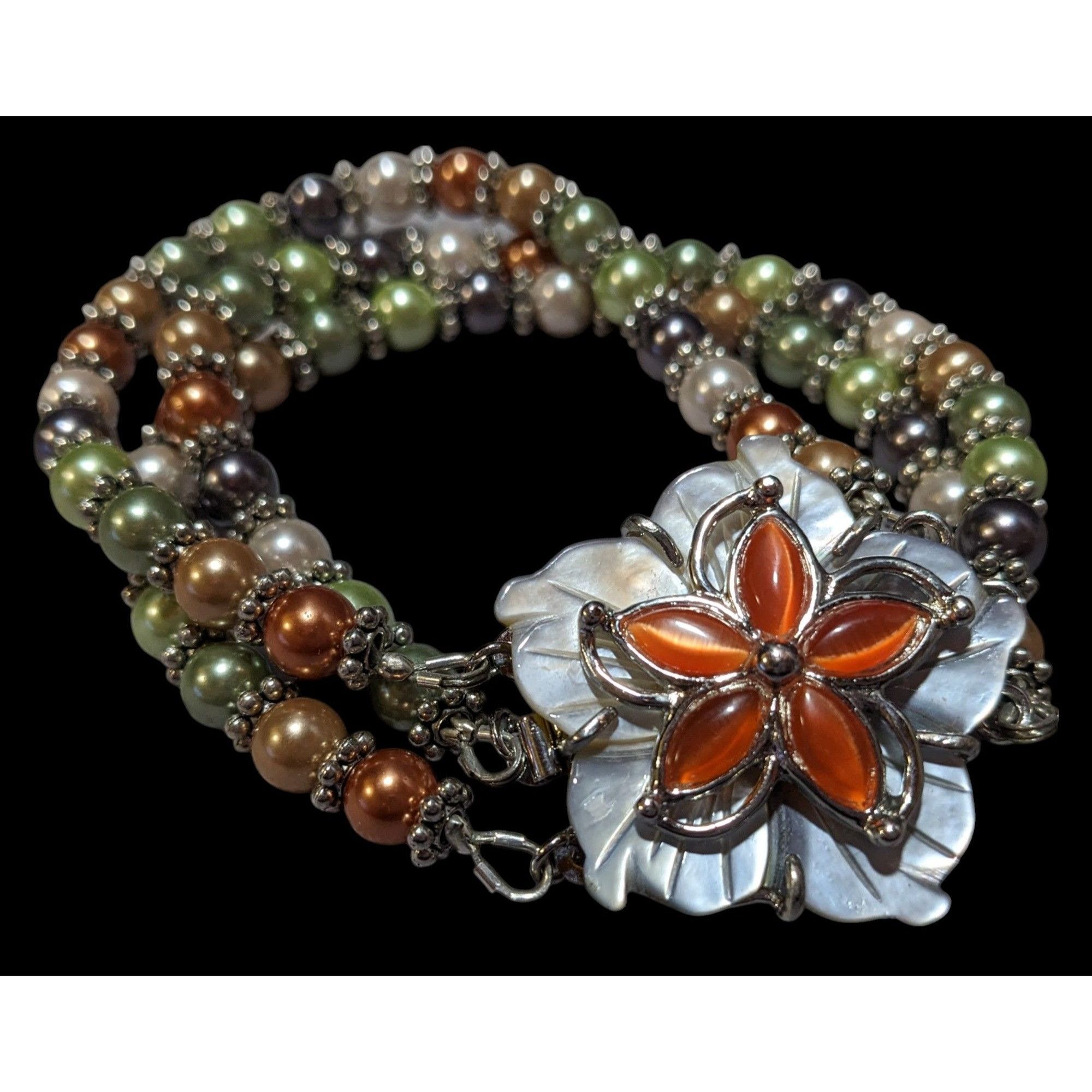 Other Vintage Mother Of Pearl And Pearl Beaded Floral Bracelet Size ONE SIZE - 1 Thumbnail