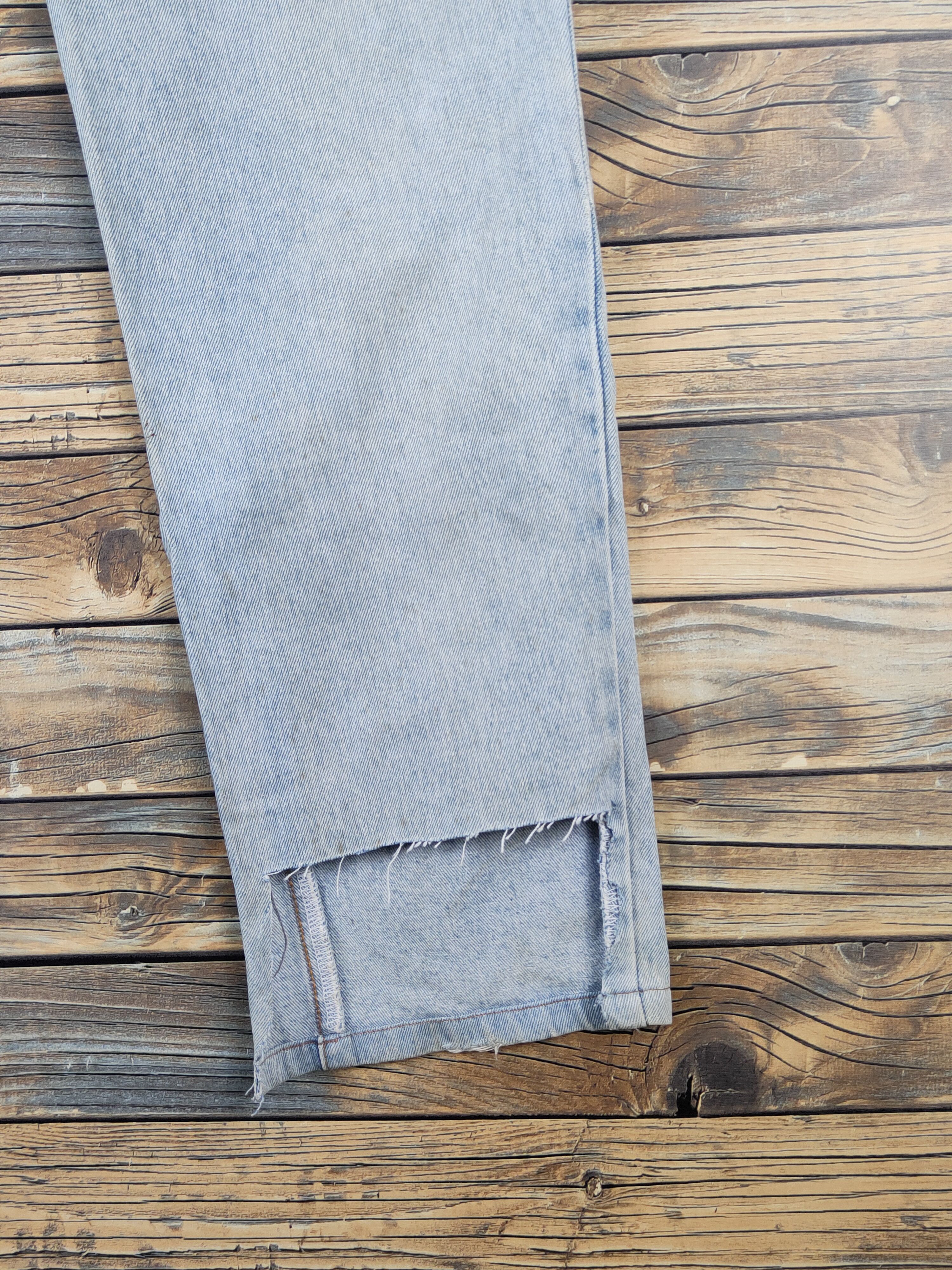 Uniqlo Uniqlo vintage Light Blue Distressed Ripped Jeans #W1413 Size US 27 - 13 Thumbnail