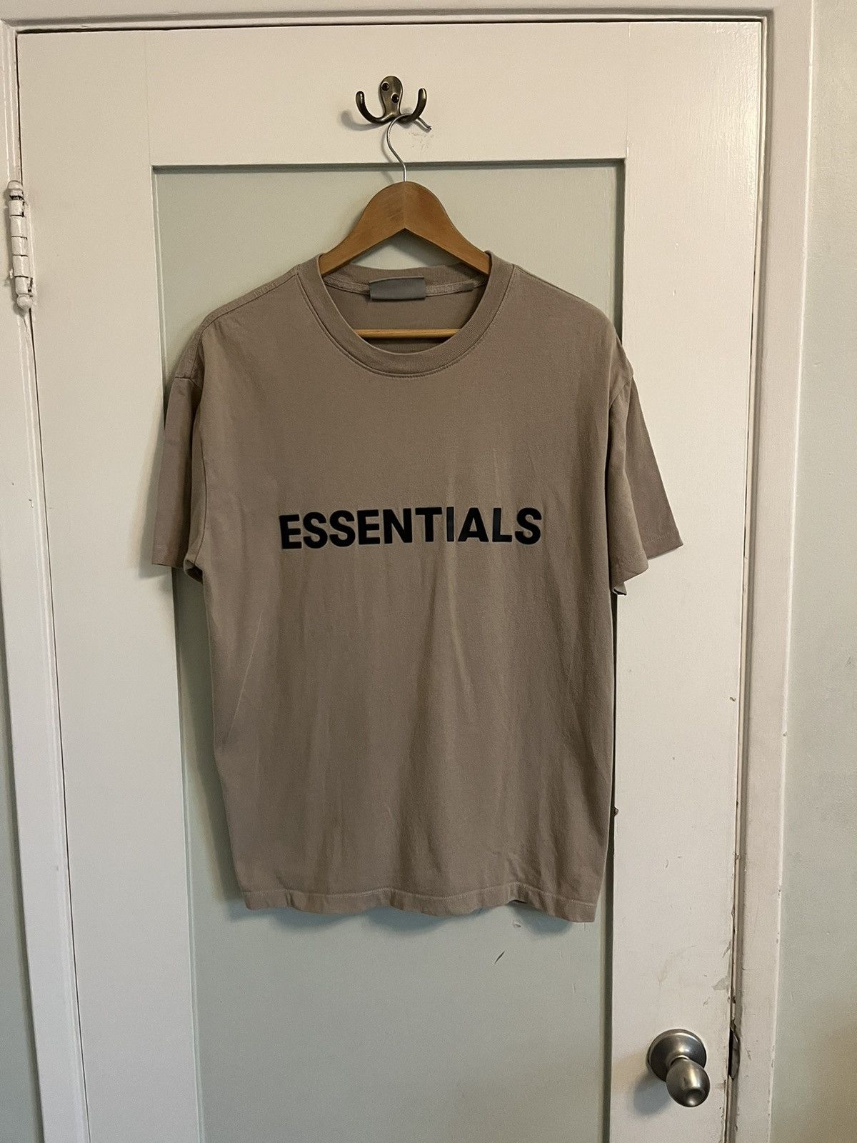 Essentials × Fear of God Fear of God Essentials Taupe Logo T-Shirt Size US S / EU 44-46 / 1 - 1 Thumbnail