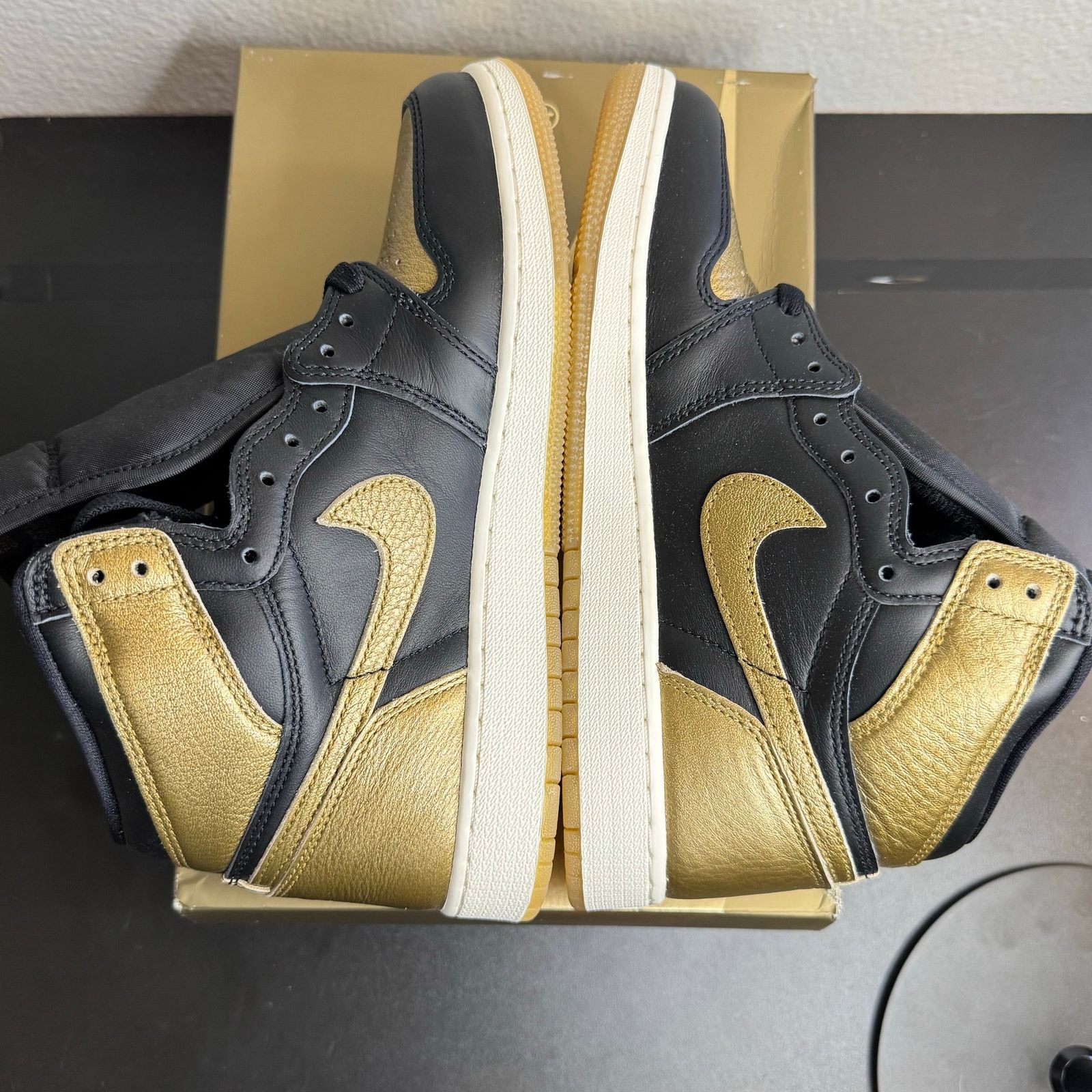 Jordan Brand •DS• Jordan 1 Retro High OG Black Metallic Gold(GS) • 7Y /8W Size US 7 / EU 40 - 3 Thumbnail