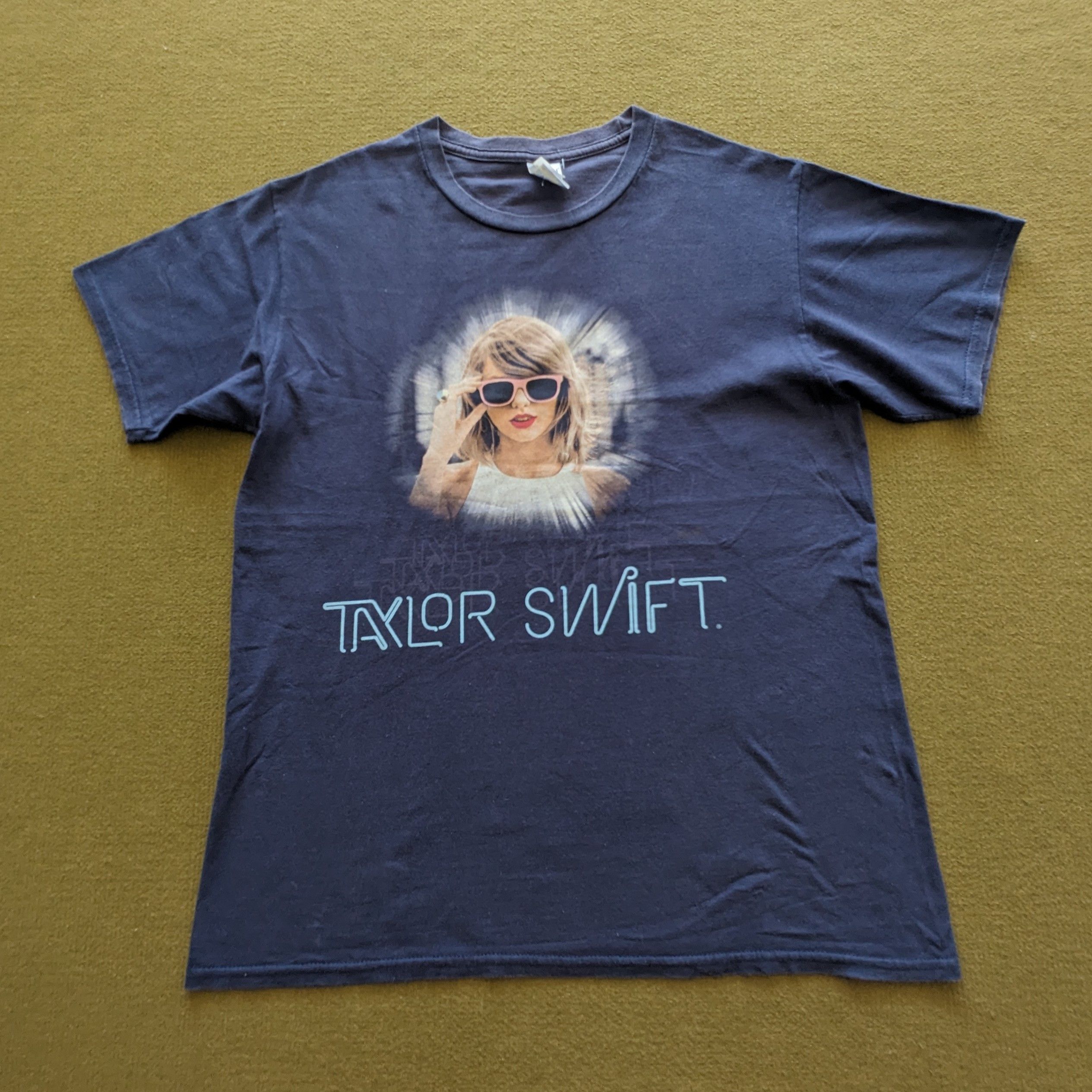 Band Tees Vintage TAYLOR SWIFT 1989 Tour Singer T-shirt Size US M / EU 48-50 / 2 - 1 Thumbnail