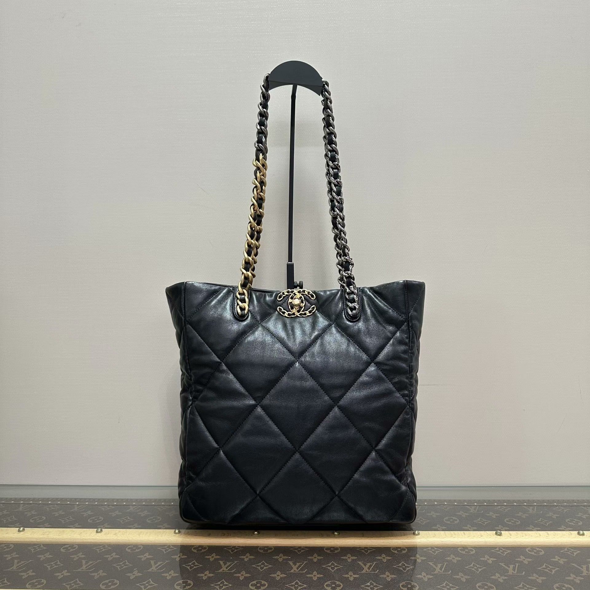 Chanel Pre-loved Bag Very good condition Size ONE SIZE - 1 Thumbnail