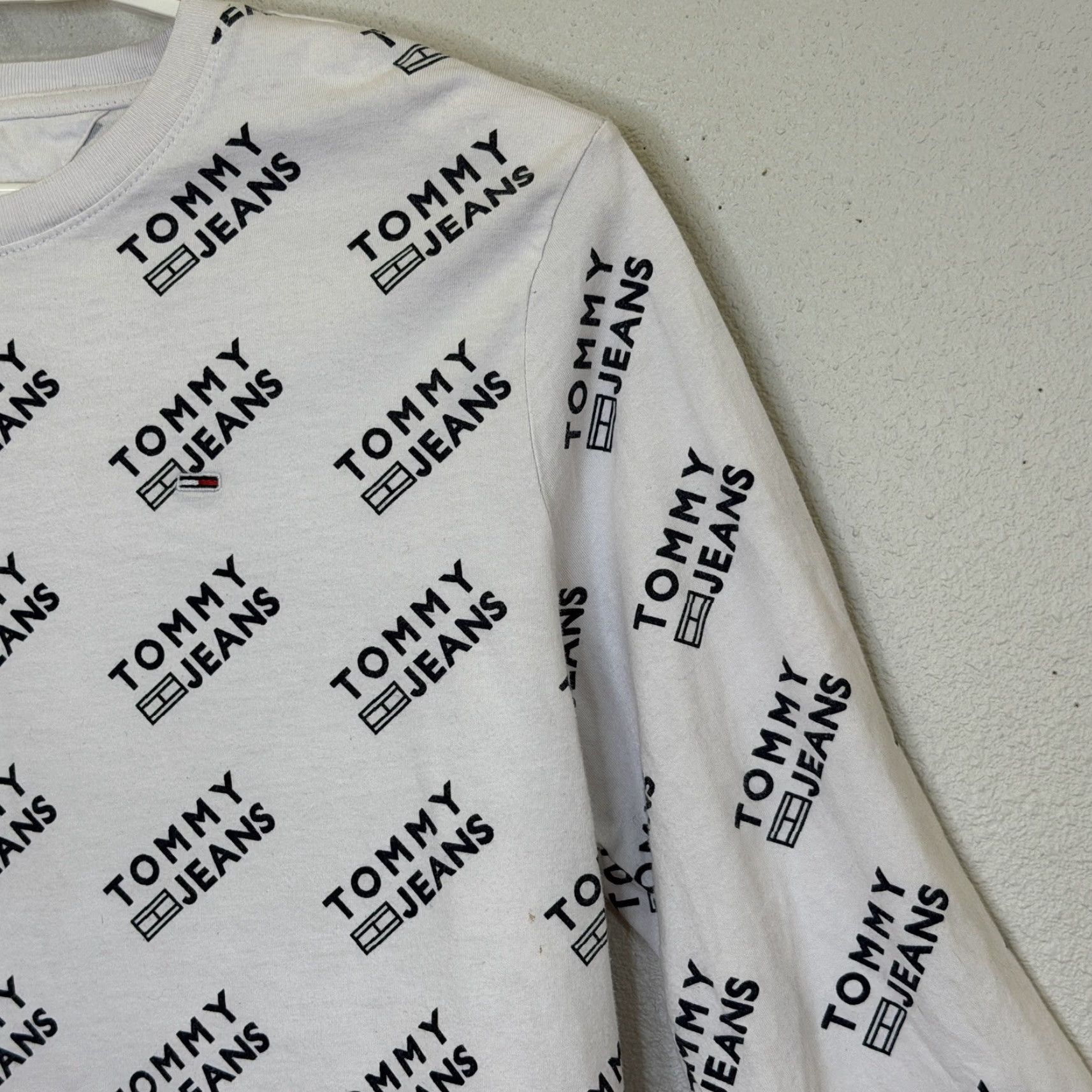 Tommy Hilfiger VINTAGE Tommy Jeans Y2K Crop T-Shirt Womens Large Long Sleeve Allover Spellout 100% Cotton Size L / US 10 / IT 46 - 3 Thumbnail