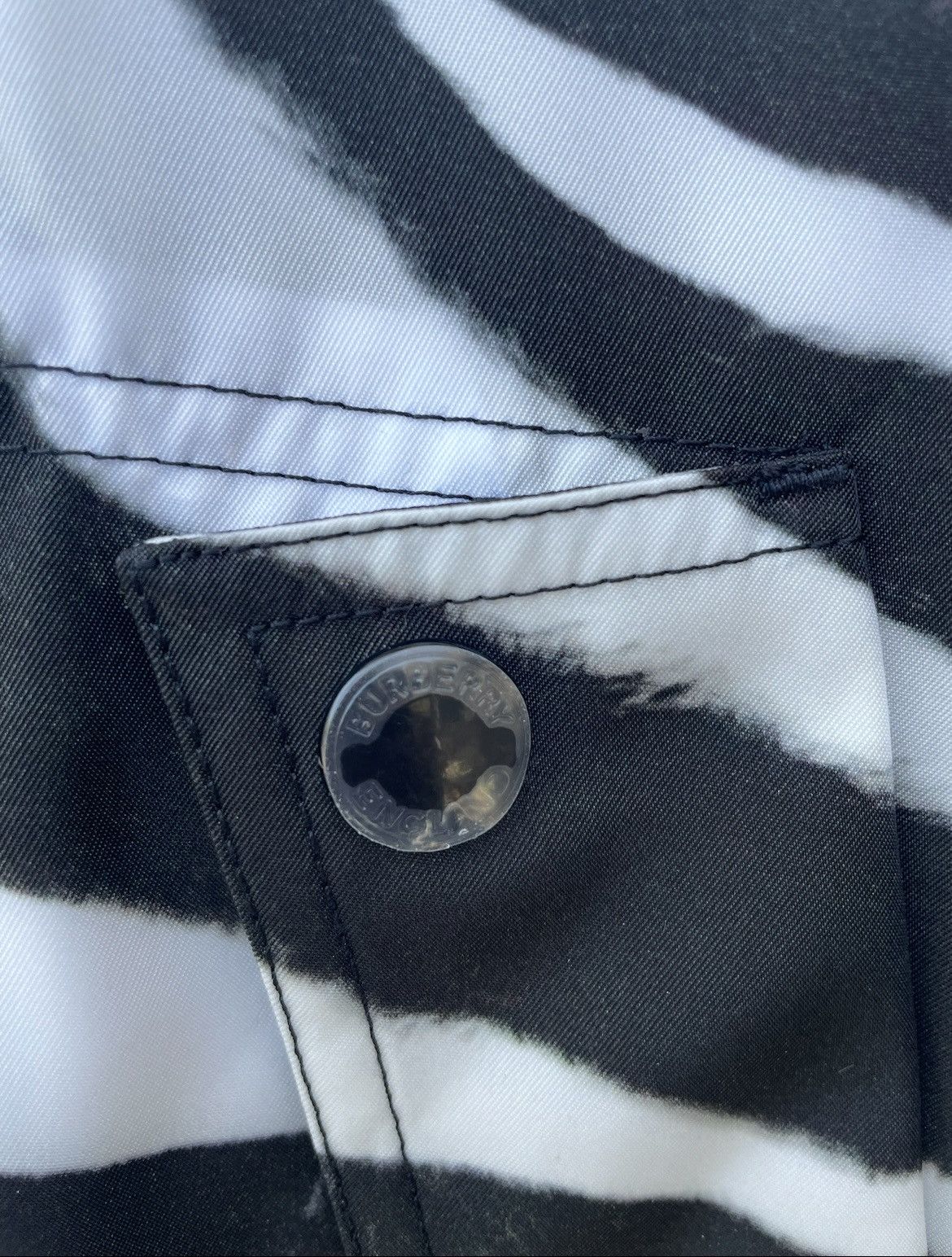 Burberry Burberry zebra raincoat with detachable hood NEW Size M / US 6-8 / IT 42-44 - 6 Thumbnail