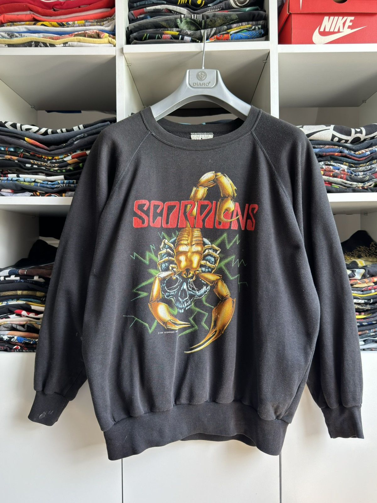 Band Tees Vintage 1988 SCORPIONS Savage Amusement Band Sweatshirt Tee Size US XL / EU 56 / 4 - 1 Thumbnail