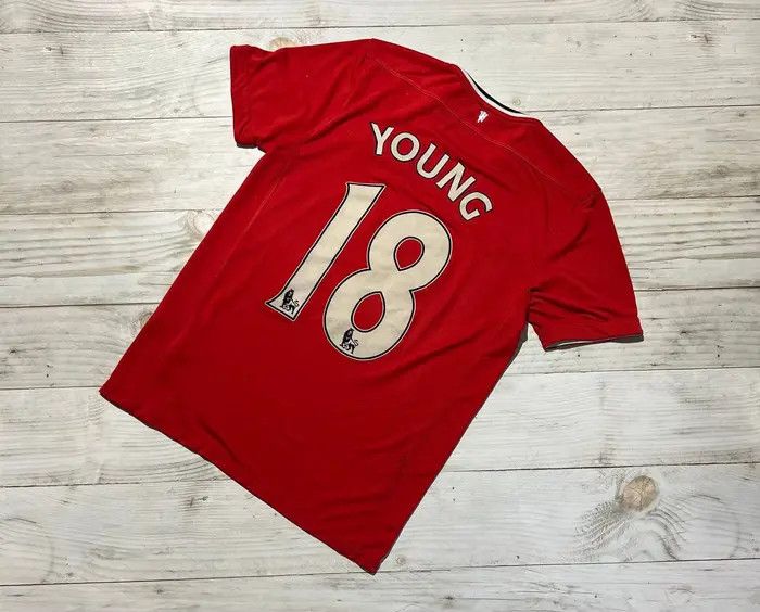 Nike Nike Manchester United 2011 2012 Young #18 Home Shirt Jersey Size US M / EU 48-50 / 2 - 1 Thumbnail