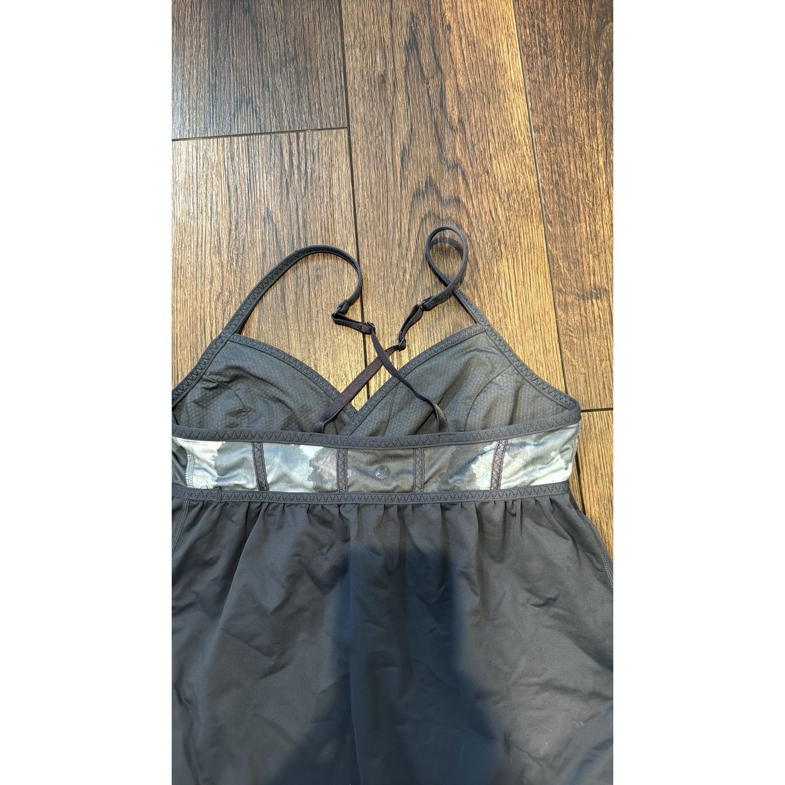 Lululemon Lululemon Grey Camo Cross Strap Yoga Tank top workout sz 8 Size M / US 6-8 / IT 42-44 - 5 Thumbnail