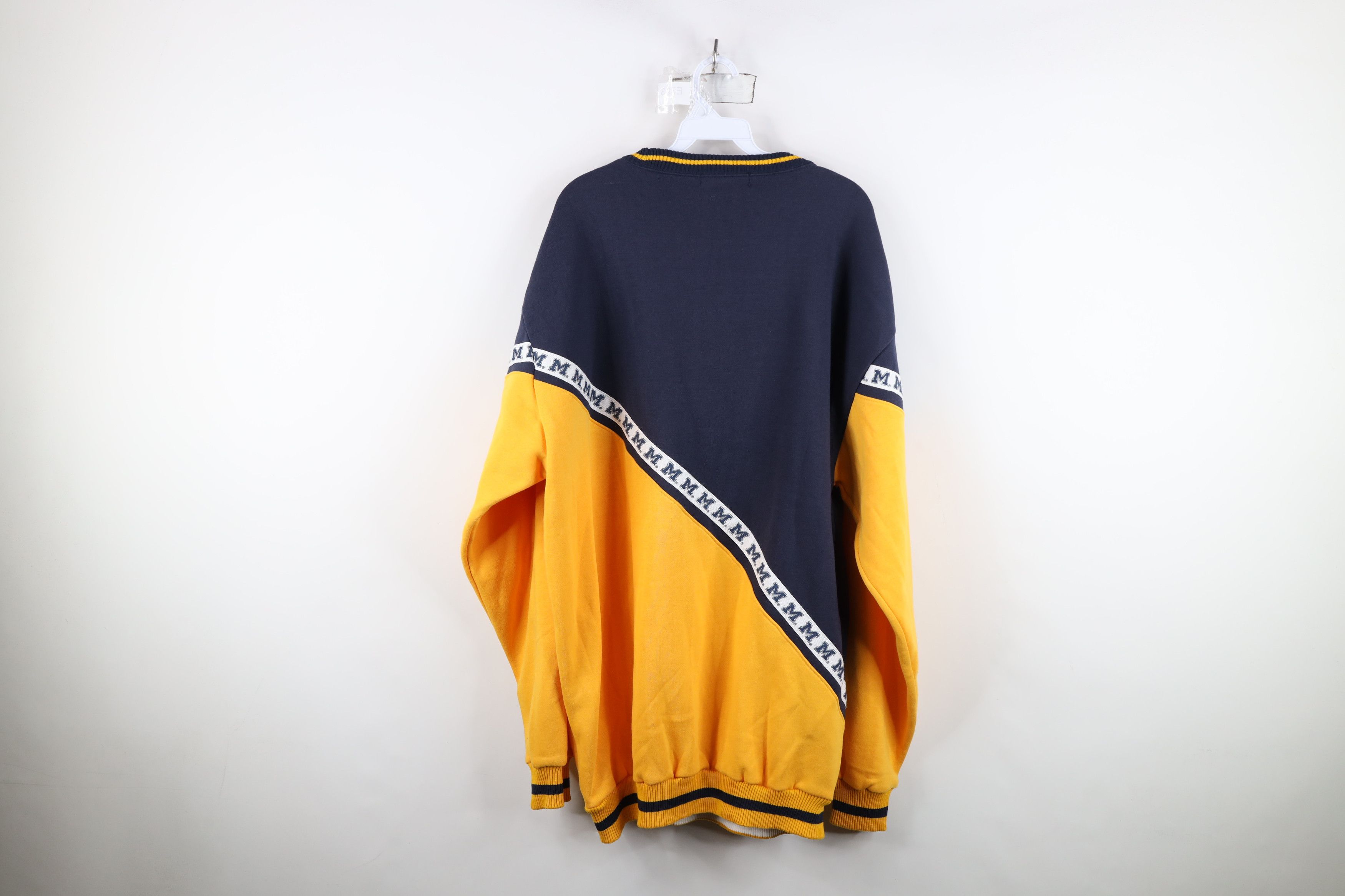 Vintage Deadstock Vintage University of Michigan Crest Sweatshirt Size US XXL / EU 58 / 5 - 11 Thumbnail