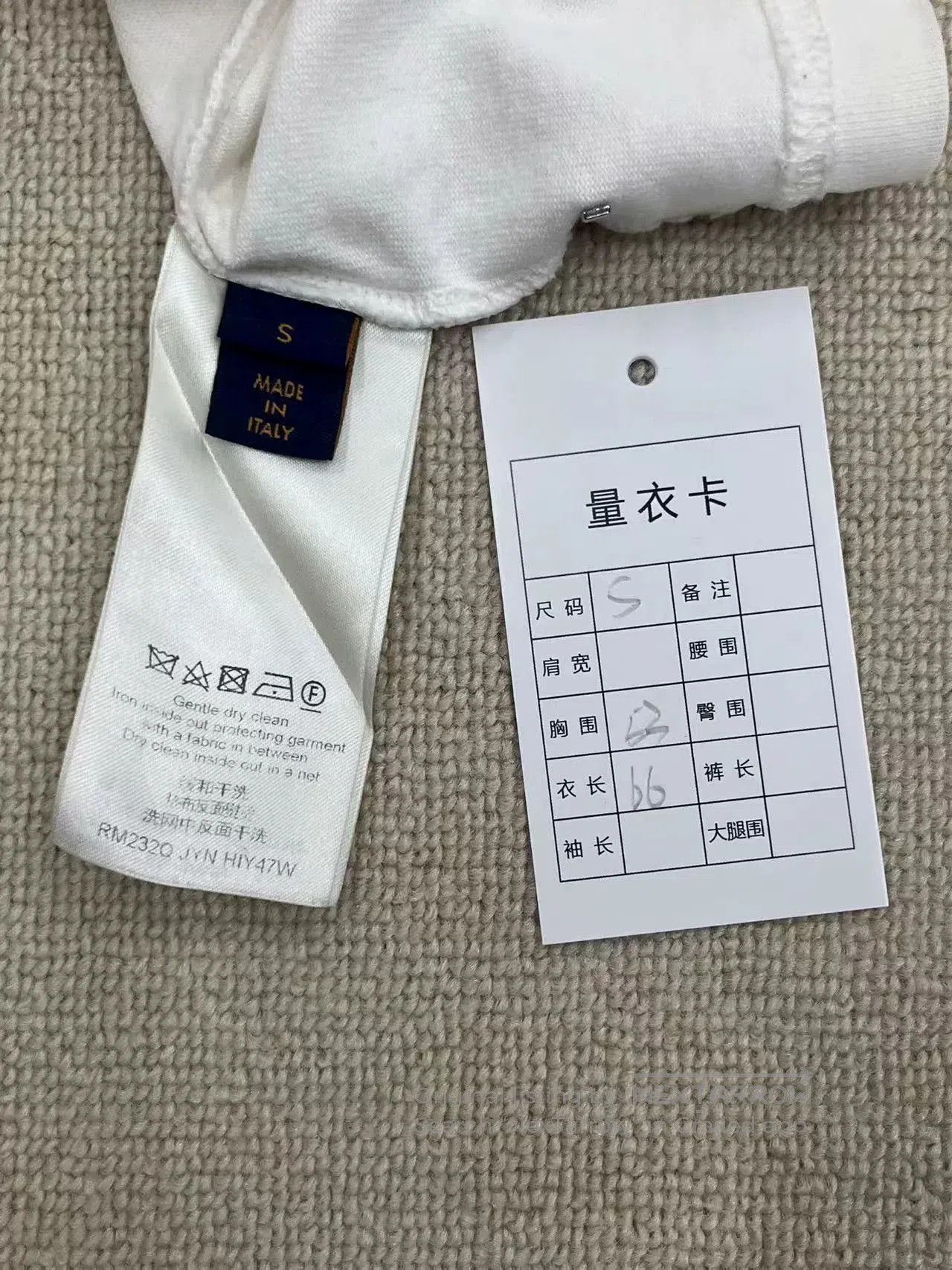 Louis Vuitton louis vuitton white logo short sleeve t. Size US S / EU 44-46 / 1 - 5 Thumbnail