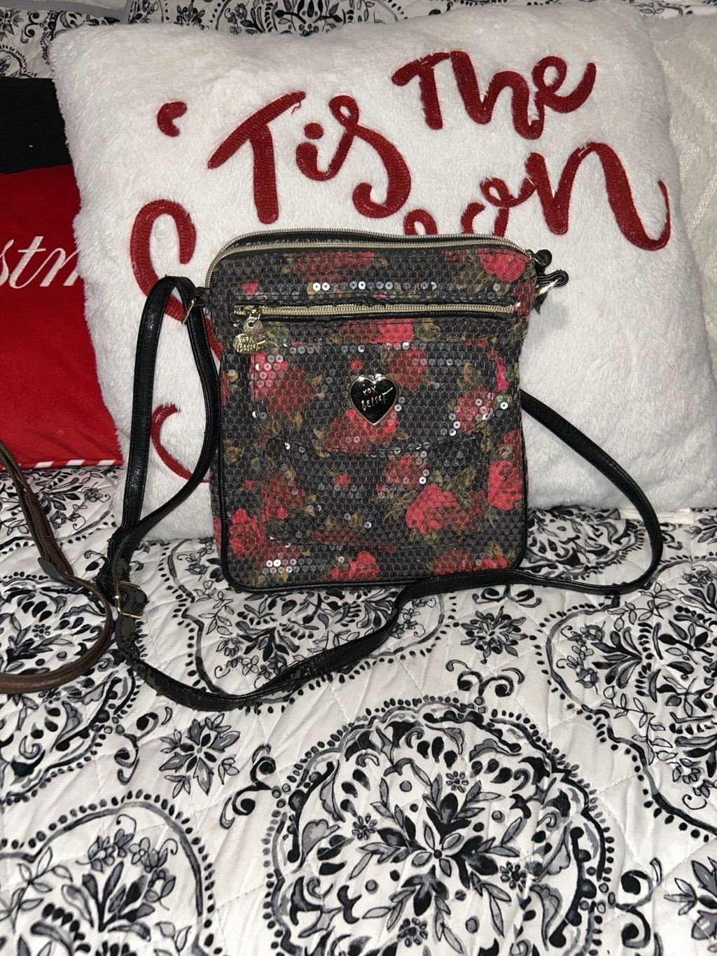 Betsey Johnson Betsey Johnson Black Red Roses Floral Sequin Crossbody Bag Size ONE SIZE - 4 Thumbnail